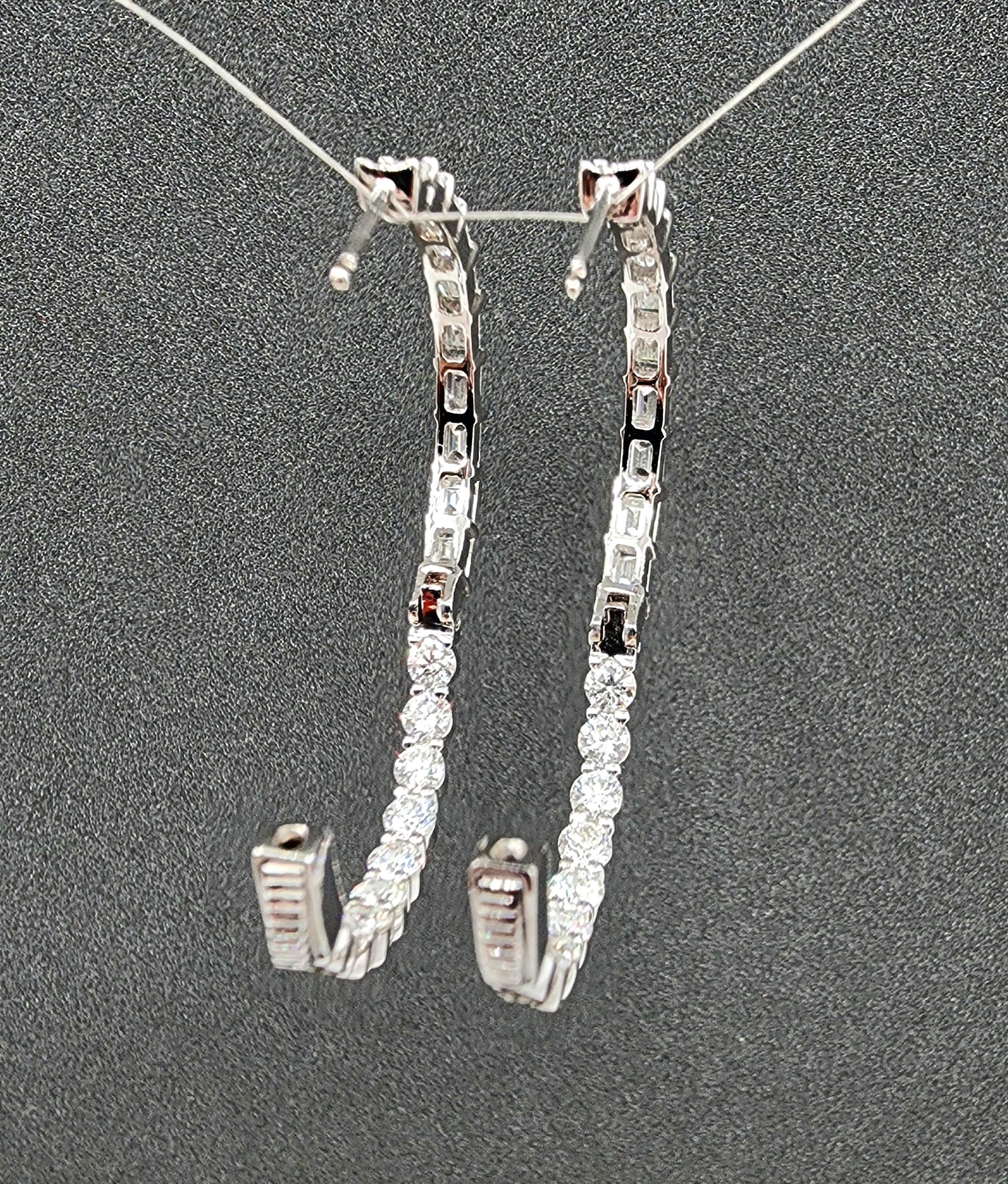 3,25 ct Smaragd & runde Diamant-Ohrringe für Damen oder Herren im Angebot