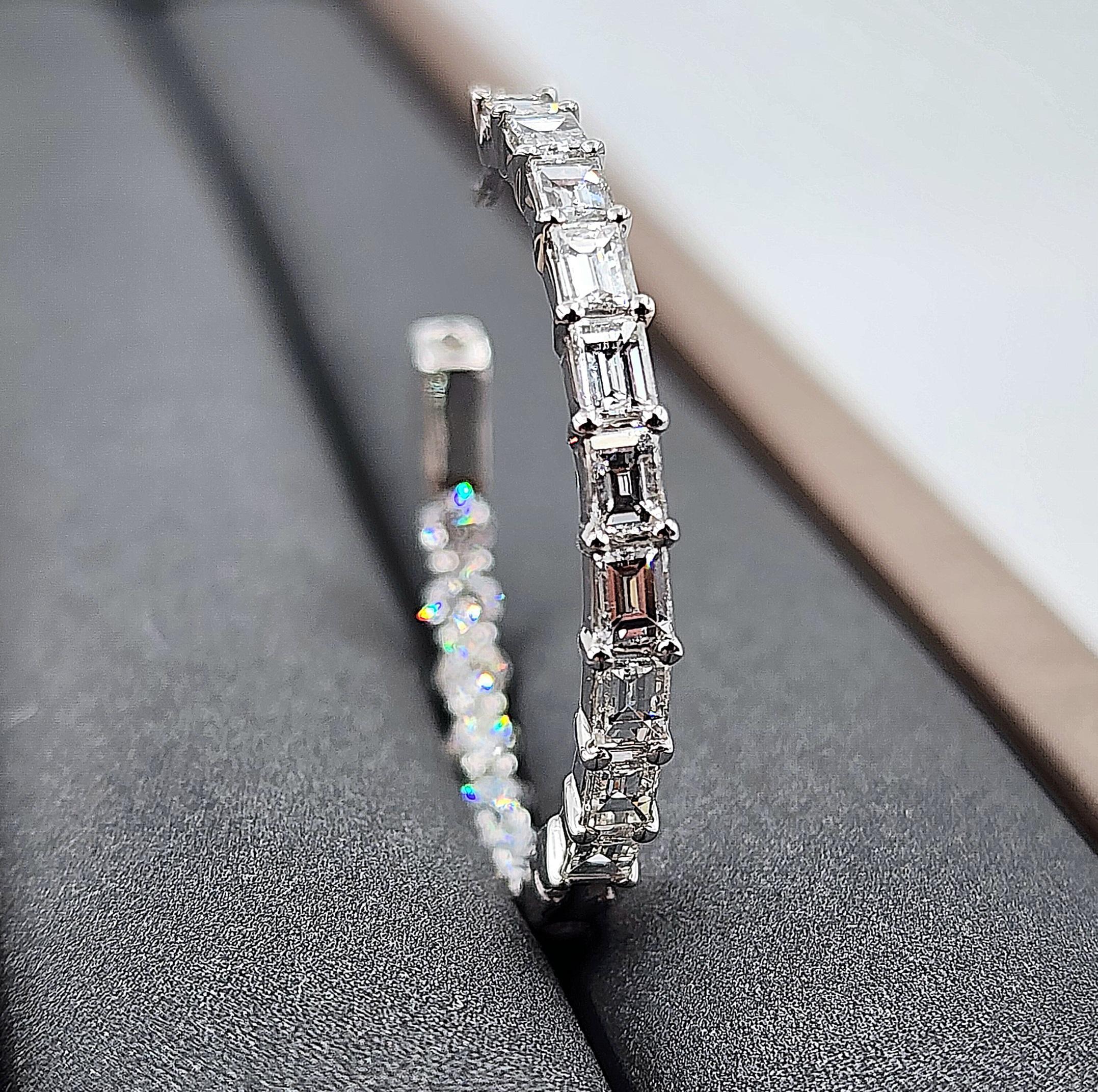 3,25 ct Smaragd & runde Diamant-Ohrringe im Angebot 2