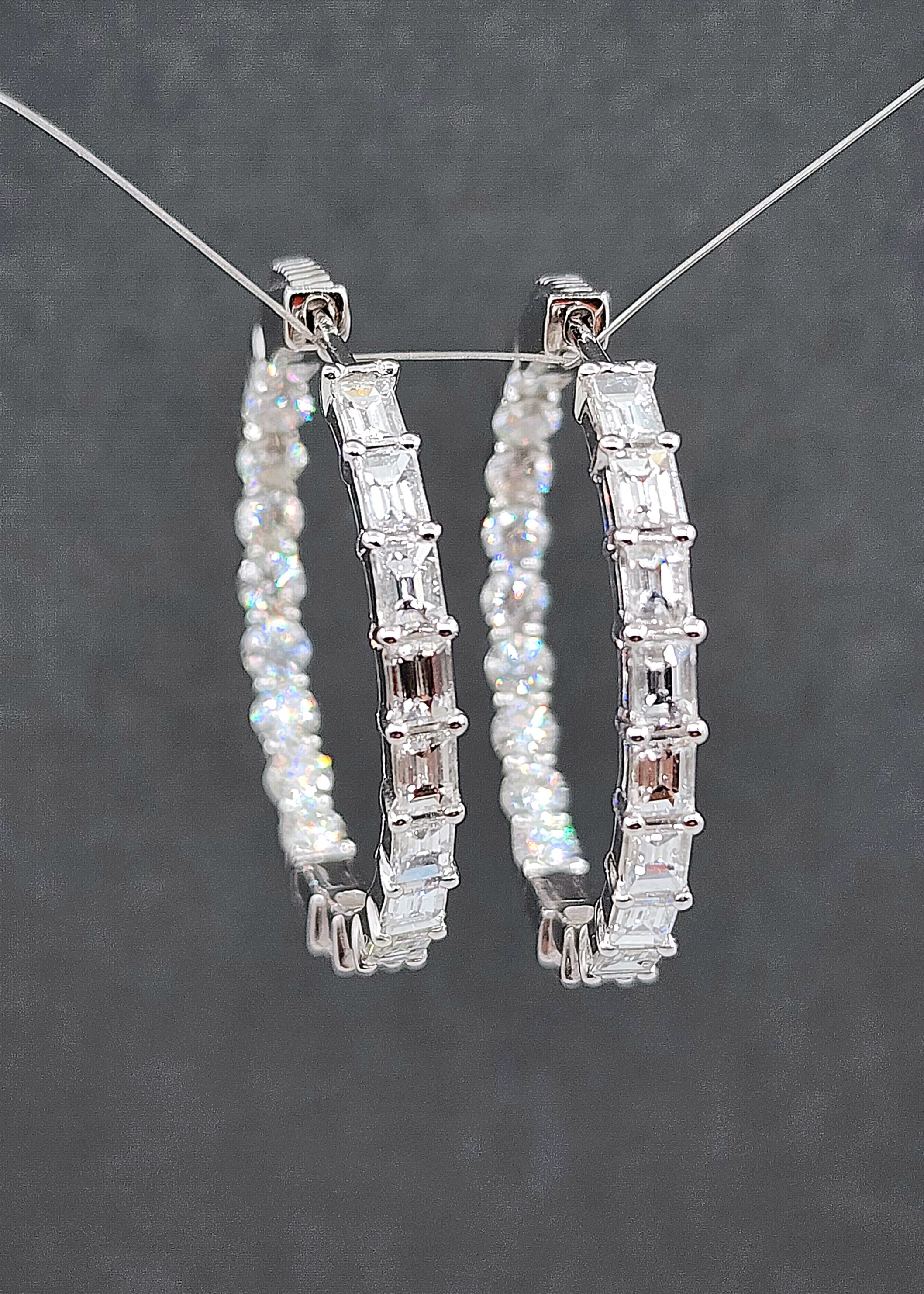 Pendientes de aro con esmeralda y diamante redondo de 3,25 ct