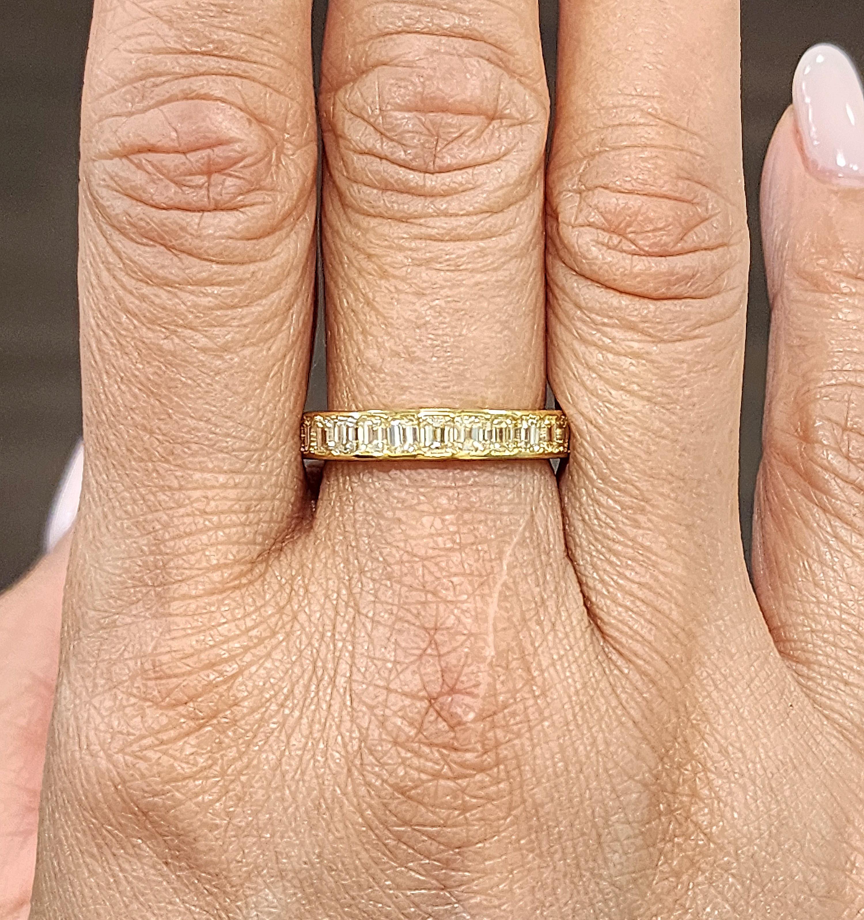 Women's or Men's 3.25 ct Natural Yellow Emerald Cut Diamond Eternity Ring For Sale