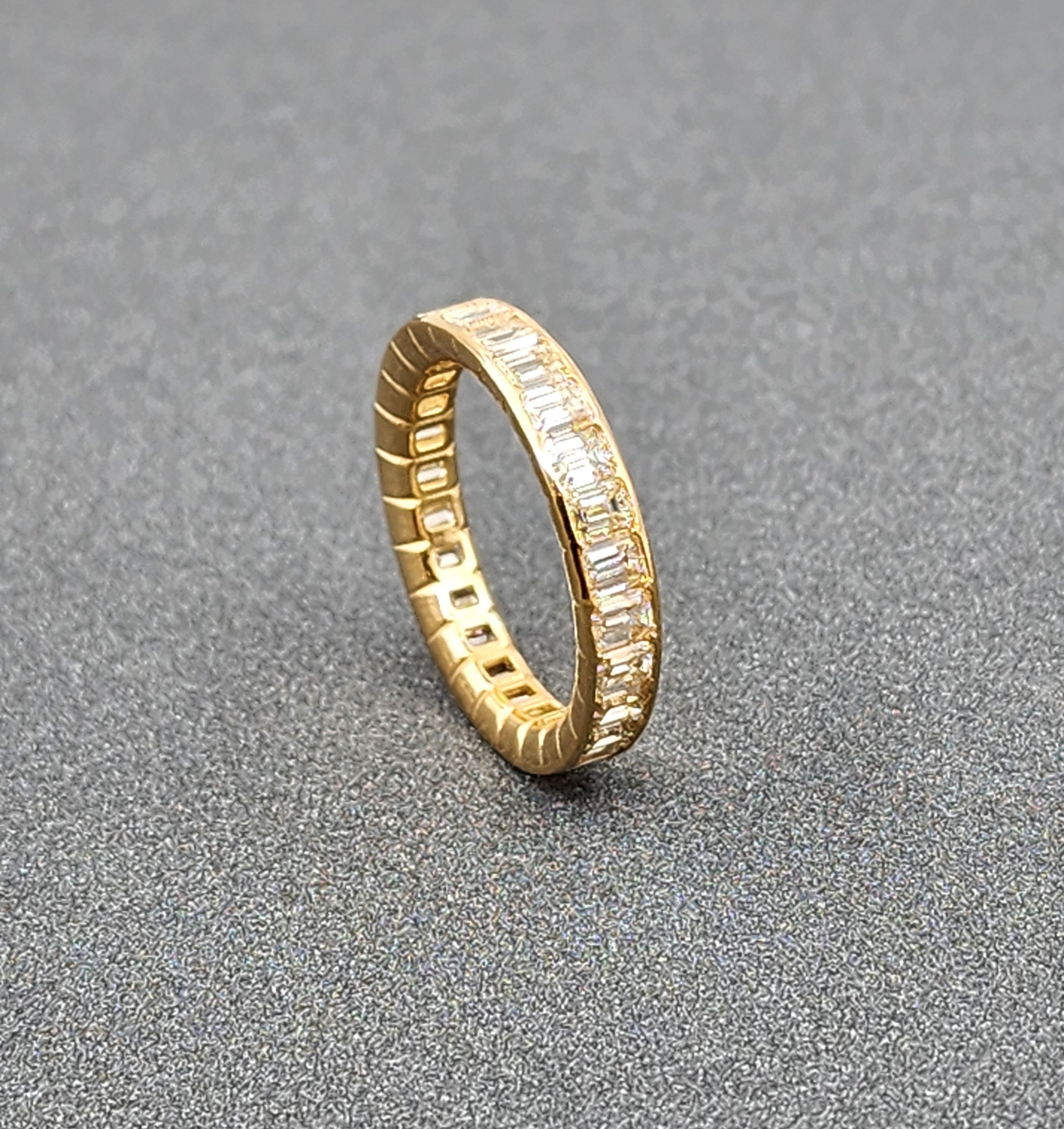 Anello di eternità con diamante taglio smeraldo giallo naturale da 3,25 carati in vendita