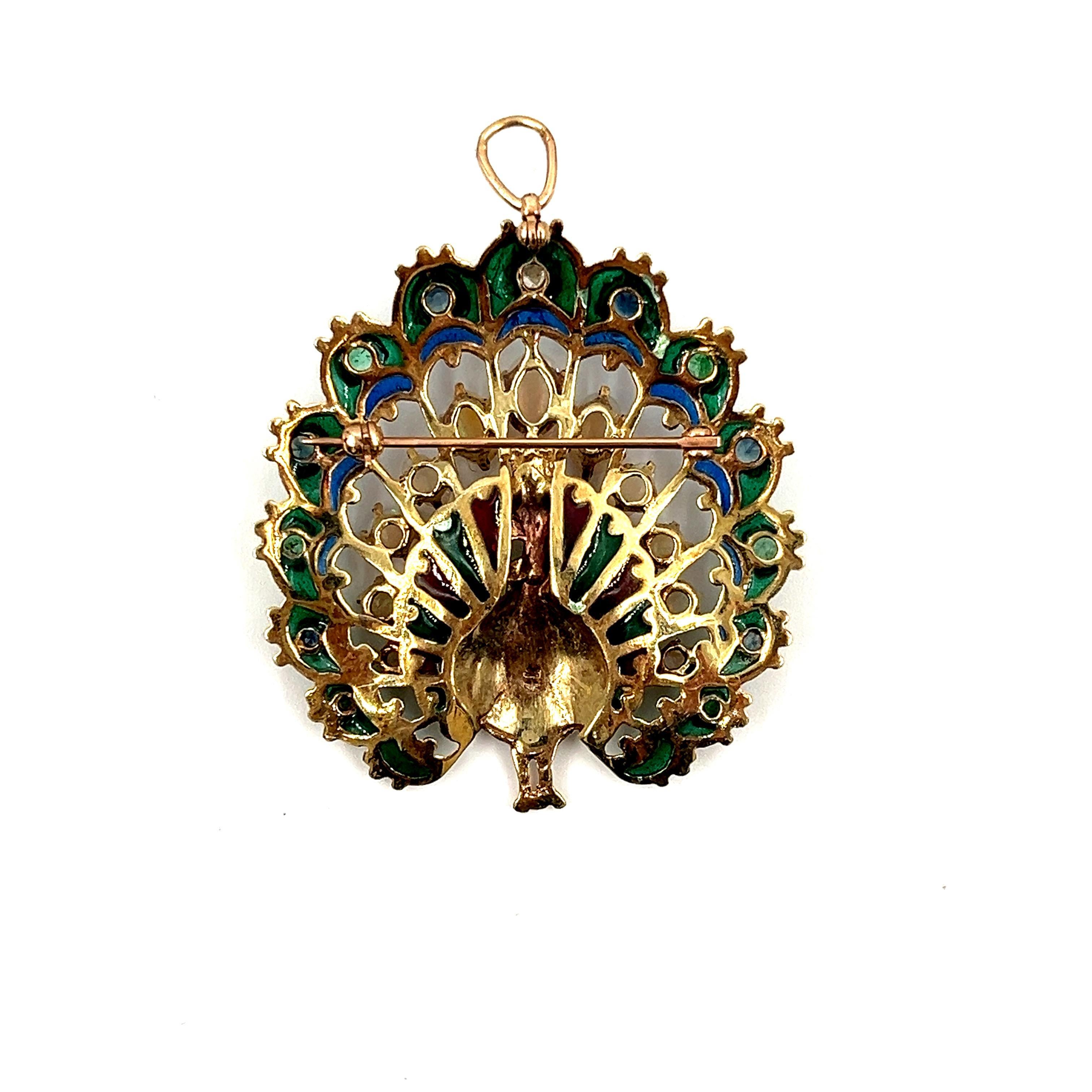 Este exquisito broche es una pieza cautivadora. El broche presenta un impresionante despliegue de ópalos, con un peso total aproximado de 2,00 quilates, tallados en estilo mixto y exhibiendo un hermoso tono blanquecino. Alrededor de los ópalos hay