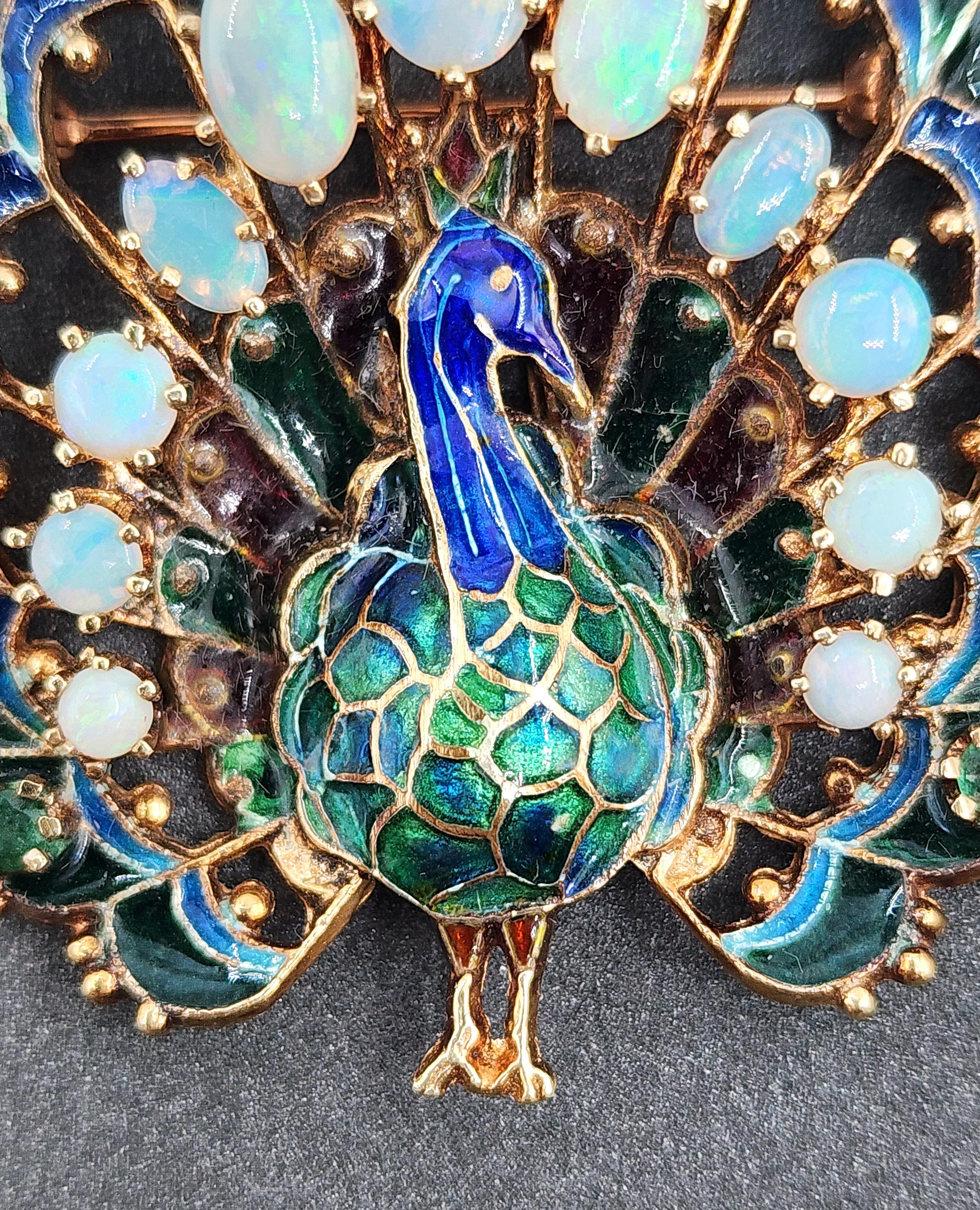 Este exquisito broche es una pieza cautivadora. El broche presenta un impresionante despliegue de ópalos, con un peso total aproximado de 2,00 quilates, tallados en estilo mixto y exhibiendo un hermoso tono blanquecino. Alrededor de los ópalos hay