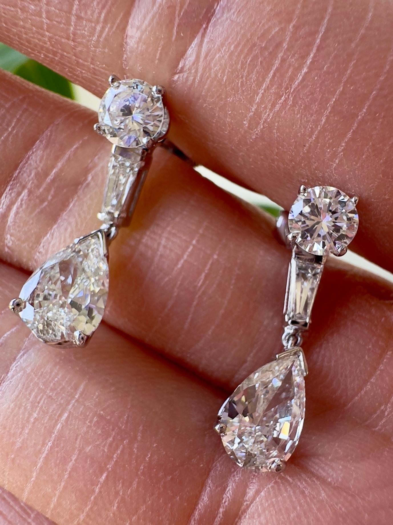 Elegante Diamanttropfenohrringe aus 14K Weißgold - 3,25 Karat Gesamtgewicht

Diese exquisiten Tropfenohrringe aus 14-karätigem Weißgold mit einem Gewicht von 3,1 Gramm zeichnen sich durch eine atemberaubende Kombination von Diamanten im Birnen-,