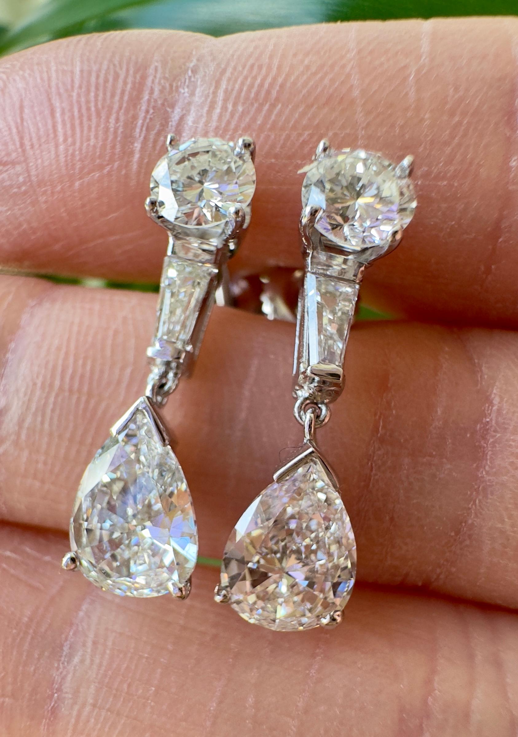 Tropfenohrringe mit 3,25 Karat Birne, Baguette und rundem Diamant aus 14k Weißgold (Tropfenschliff) im Angebot