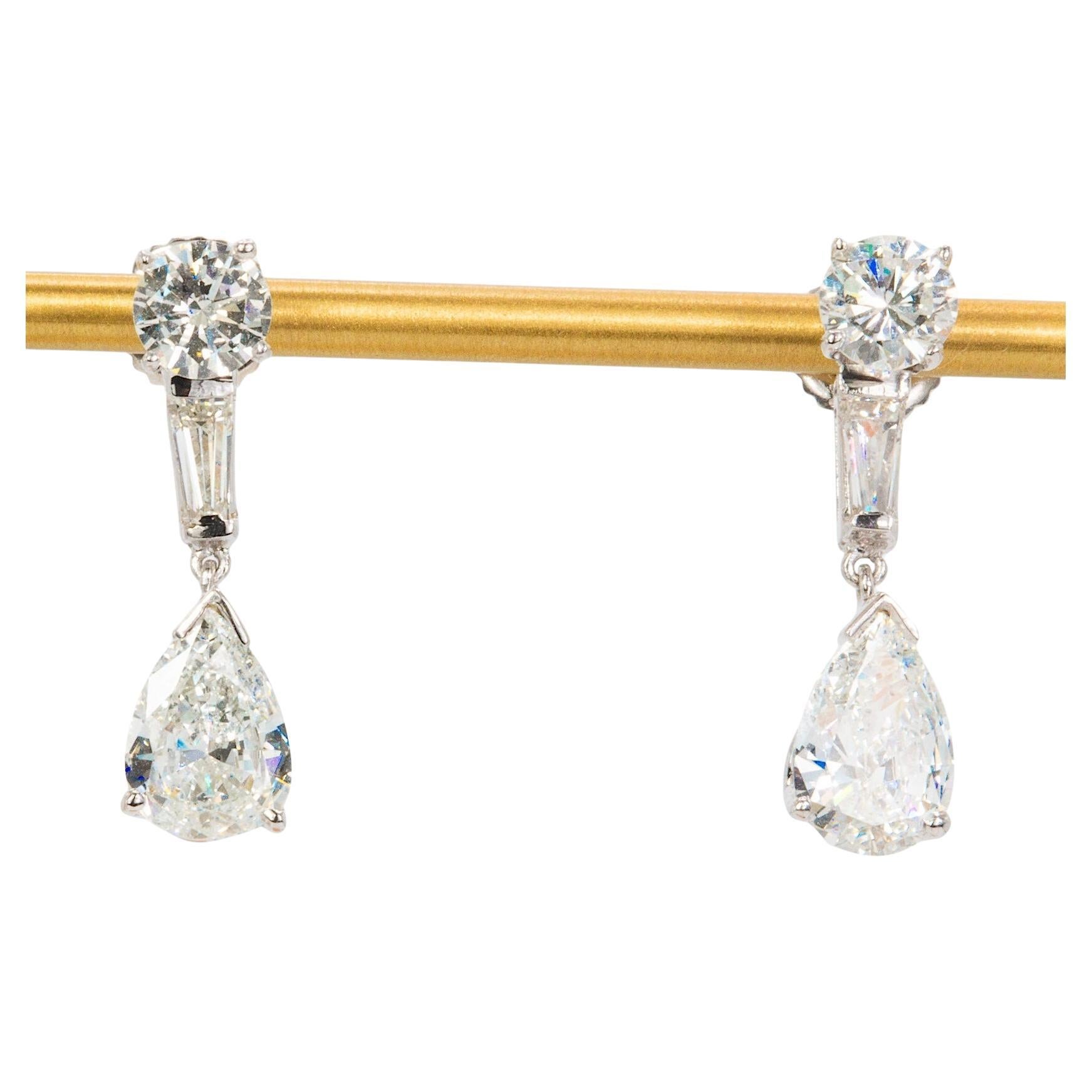 Tropfenohrringe mit 3,25 Karat Birne, Baguette und rundem Diamant aus 14k Weißgold im Zustand „Gut“ im Angebot in Houston, TX