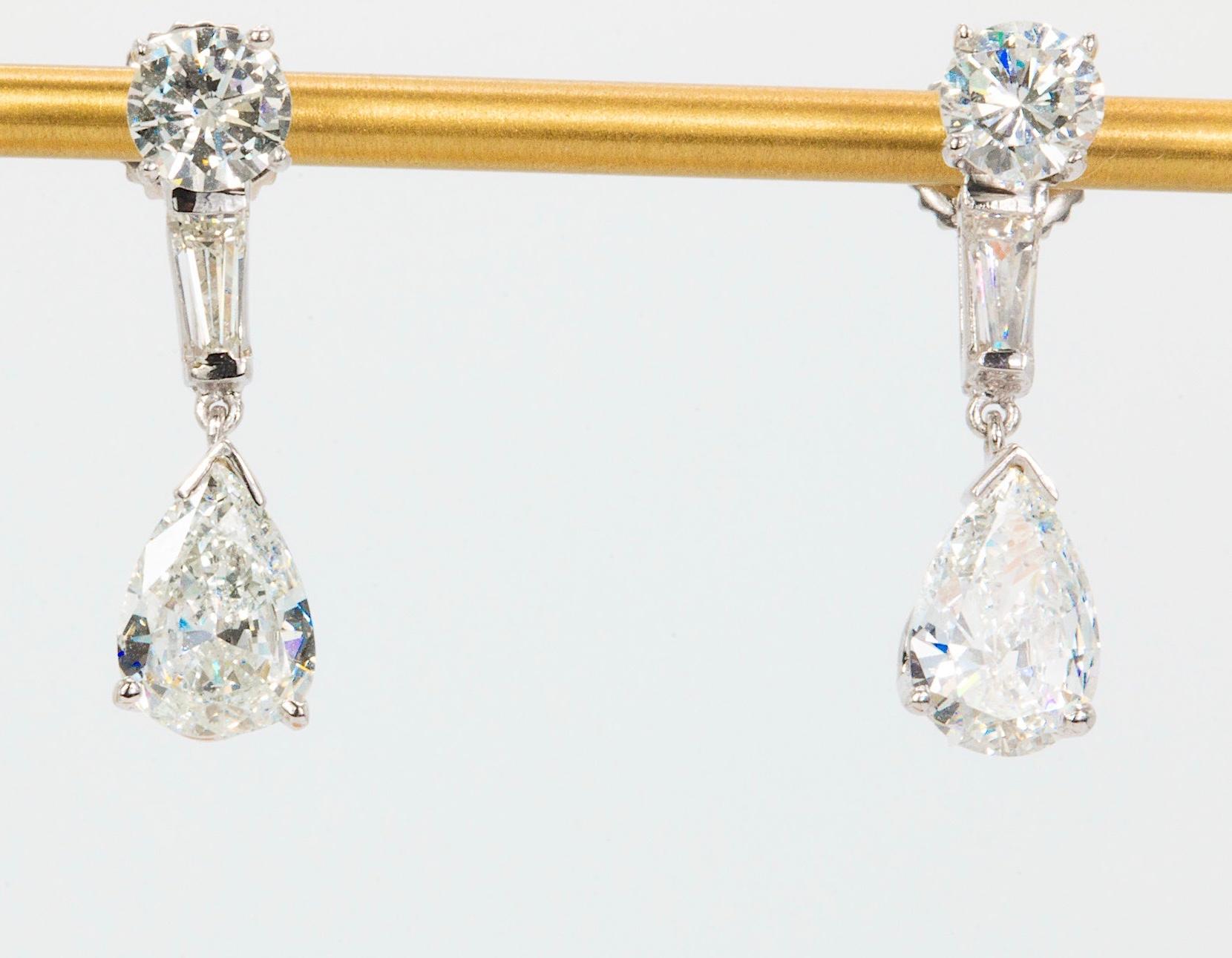 Tropfenohrringe mit 3,25 Karat Birne, Baguette und rundem Diamant aus 14k Weißgold Damen im Angebot