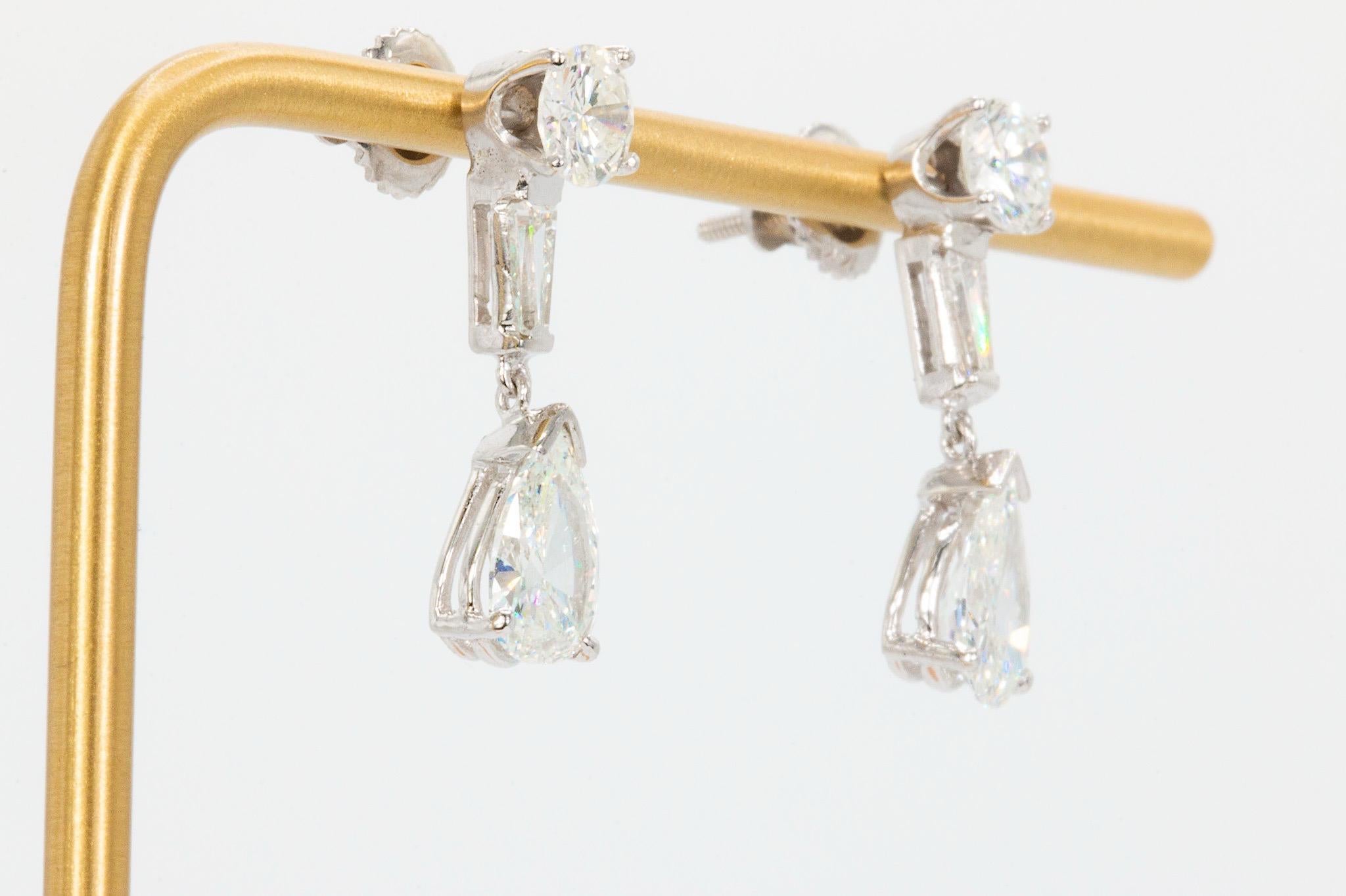Tropfenohrringe mit 3,25 Karat Birne, Baguette und rundem Diamant aus 14k Weißgold im Angebot 1