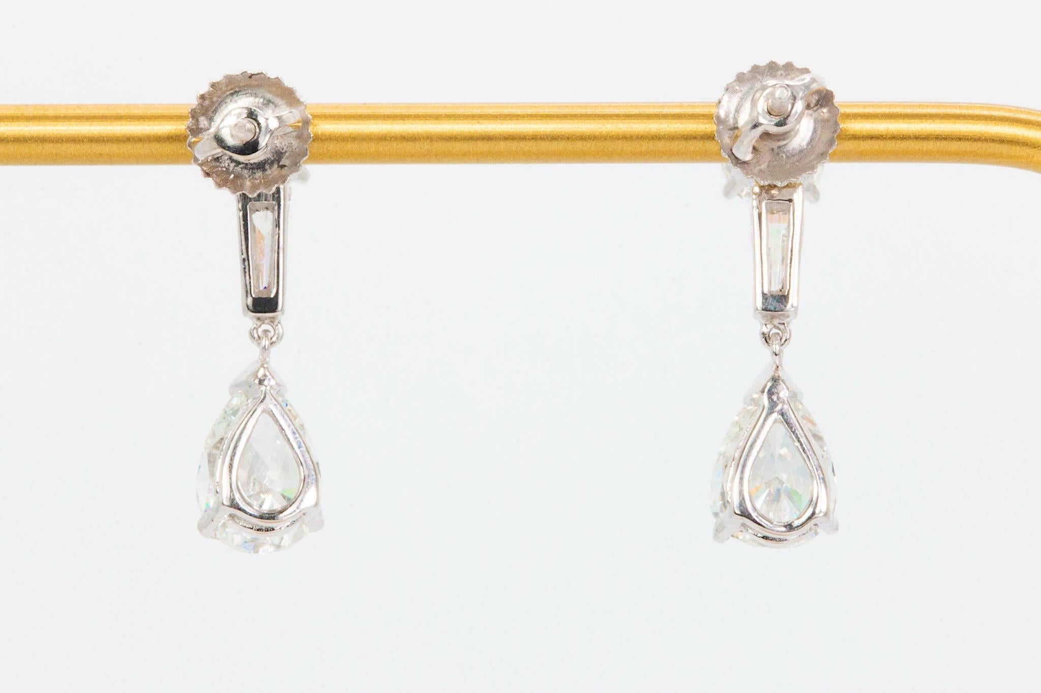 Tropfenohrringe mit 3,25 Karat Birne, Baguette und rundem Diamant aus 14k Weißgold im Angebot 2