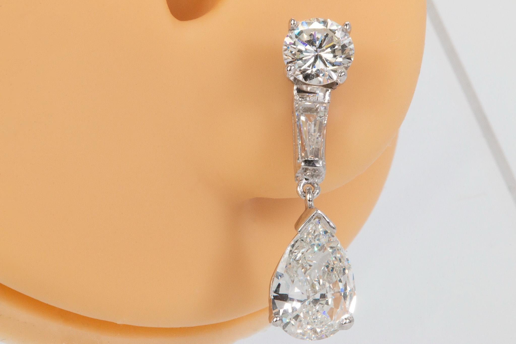 Tropfenohrringe mit 3,25 Karat Birne, Baguette und rundem Diamant aus 14k Weißgold im Angebot 3