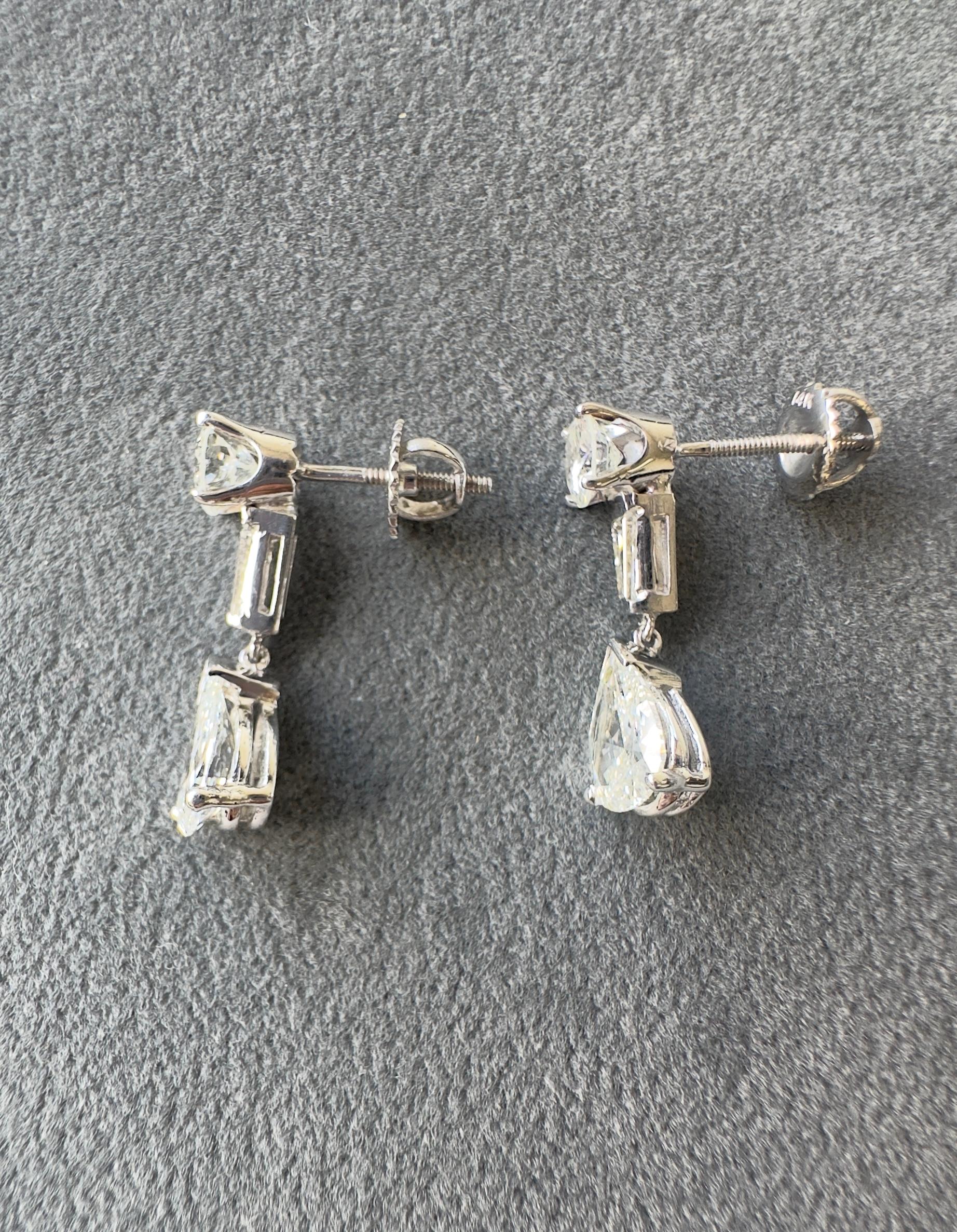 Tropfenohrringe mit 3,25 Karat Birne, Baguette und rundem Diamant aus 14k Weißgold im Angebot 4