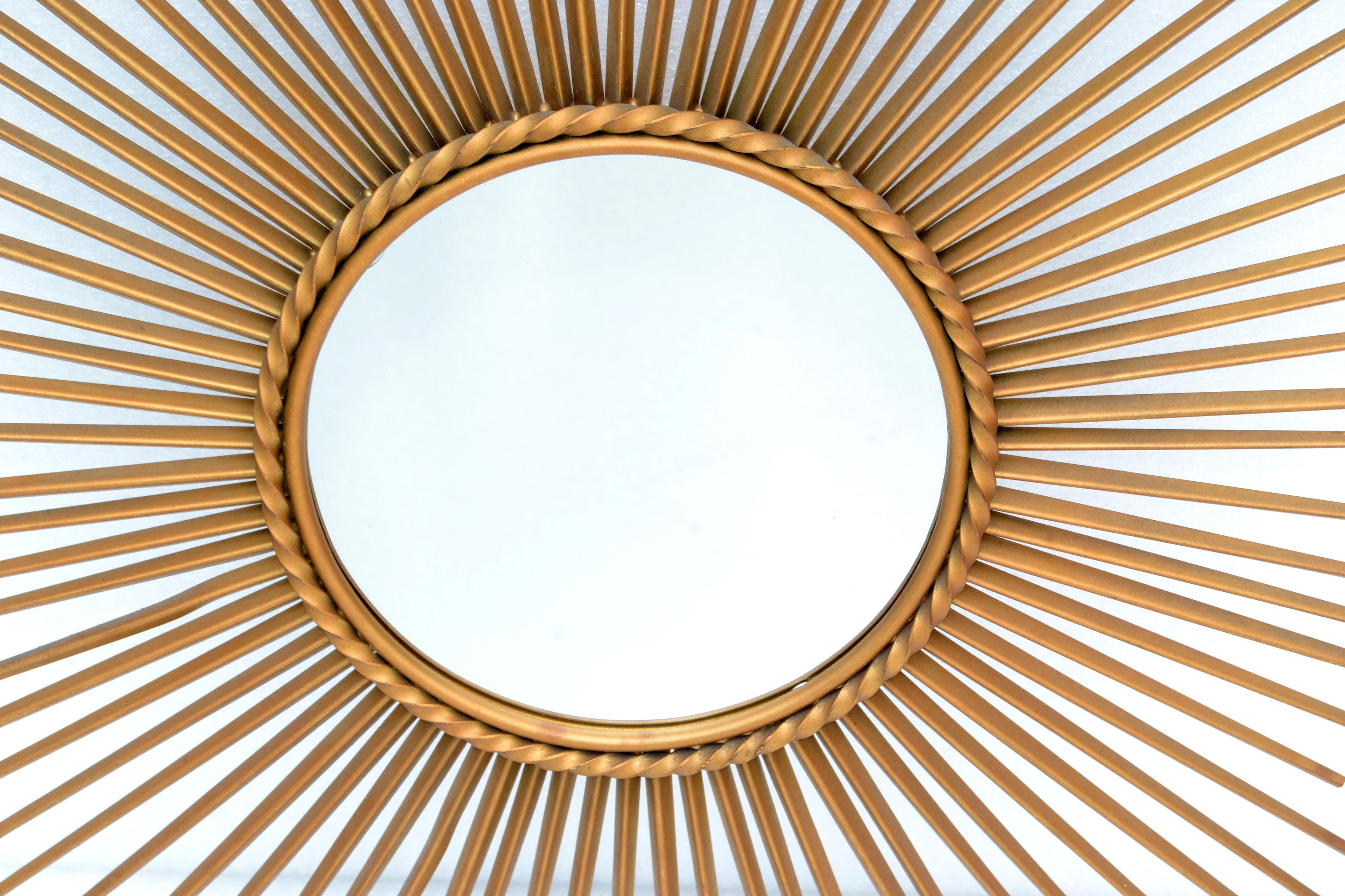 Milieu du XXe siècle Miroir mural en fer doré de style français Chaty Sunburst, mi-siècle moderne