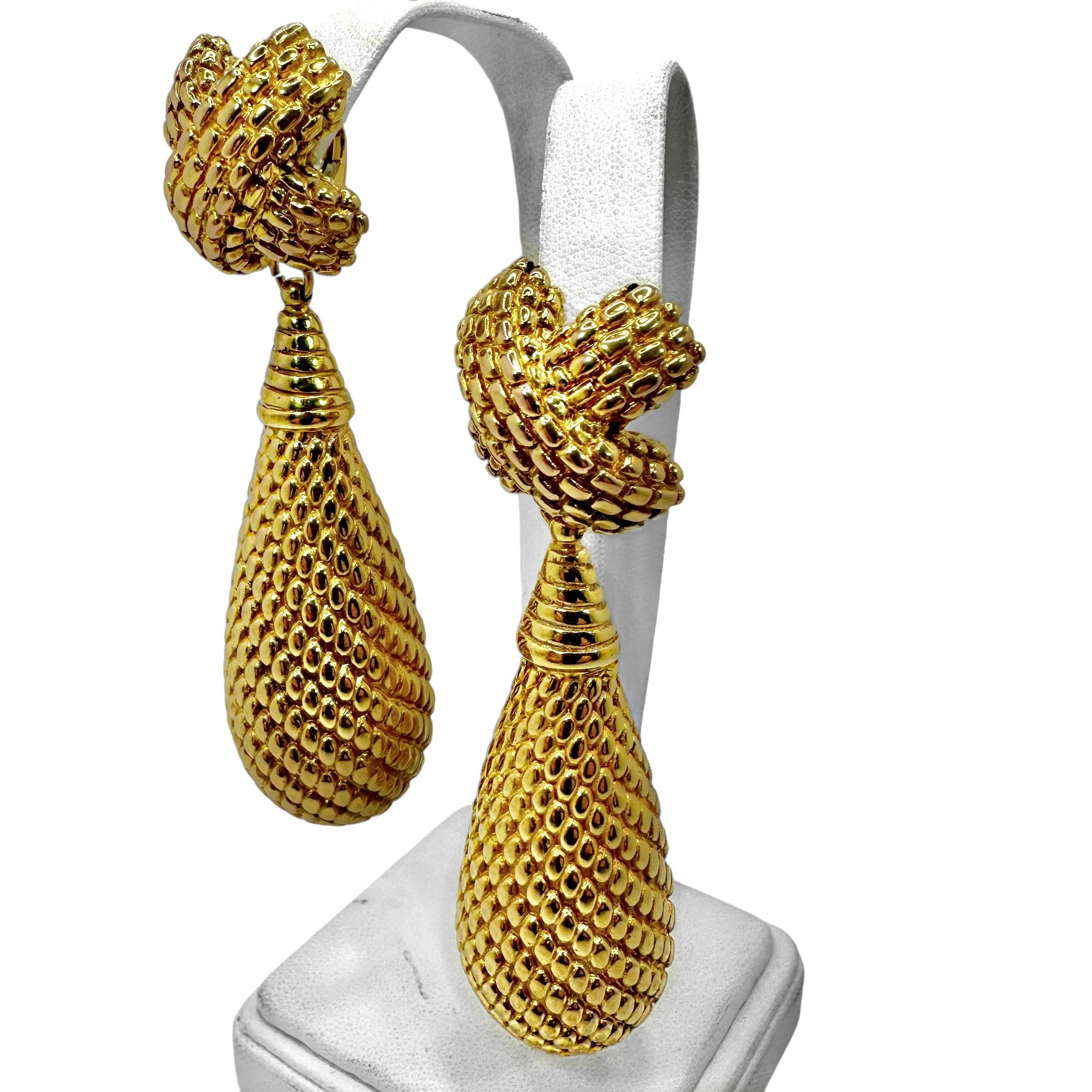 3.25 Inches Long, Modern, 18k Yellow Gold Italian Dangle Earrings In Excellent Condition In Palm Beach, FL