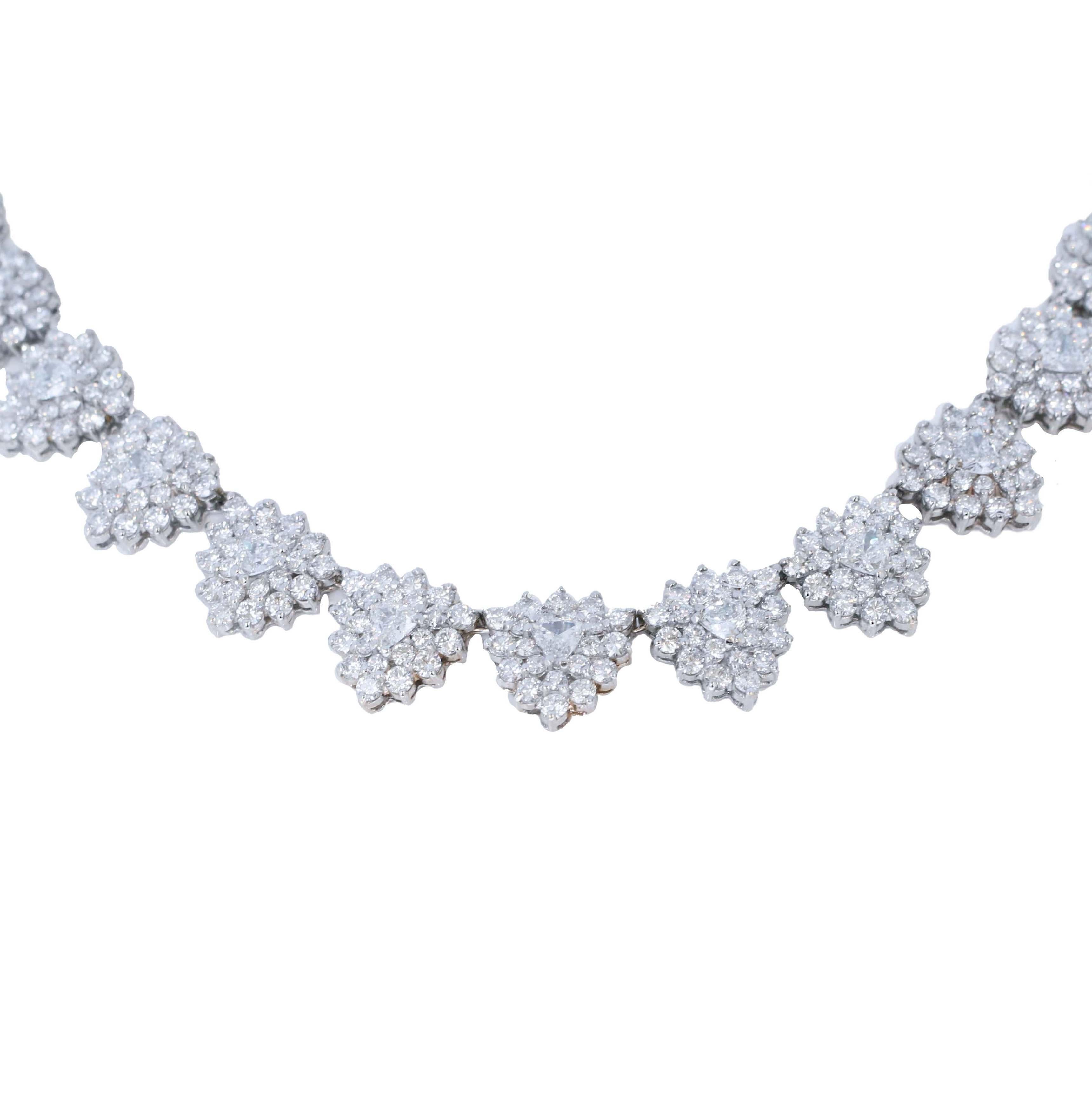 Questa moderna collana in stile edoardiano è realizzata con 32,50 carati in oro bianco a 18 carati. Il design comprende 30 maglie, ognuna delle quali mostra un diamante bianco centrale a forma di cuore circondato da una doppia aureola. L'aureola più