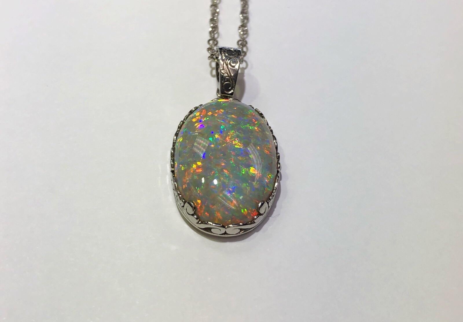 Taille ovale Opale ovale de 32,58 carats certifiée GIA sur un pendentif en platine
