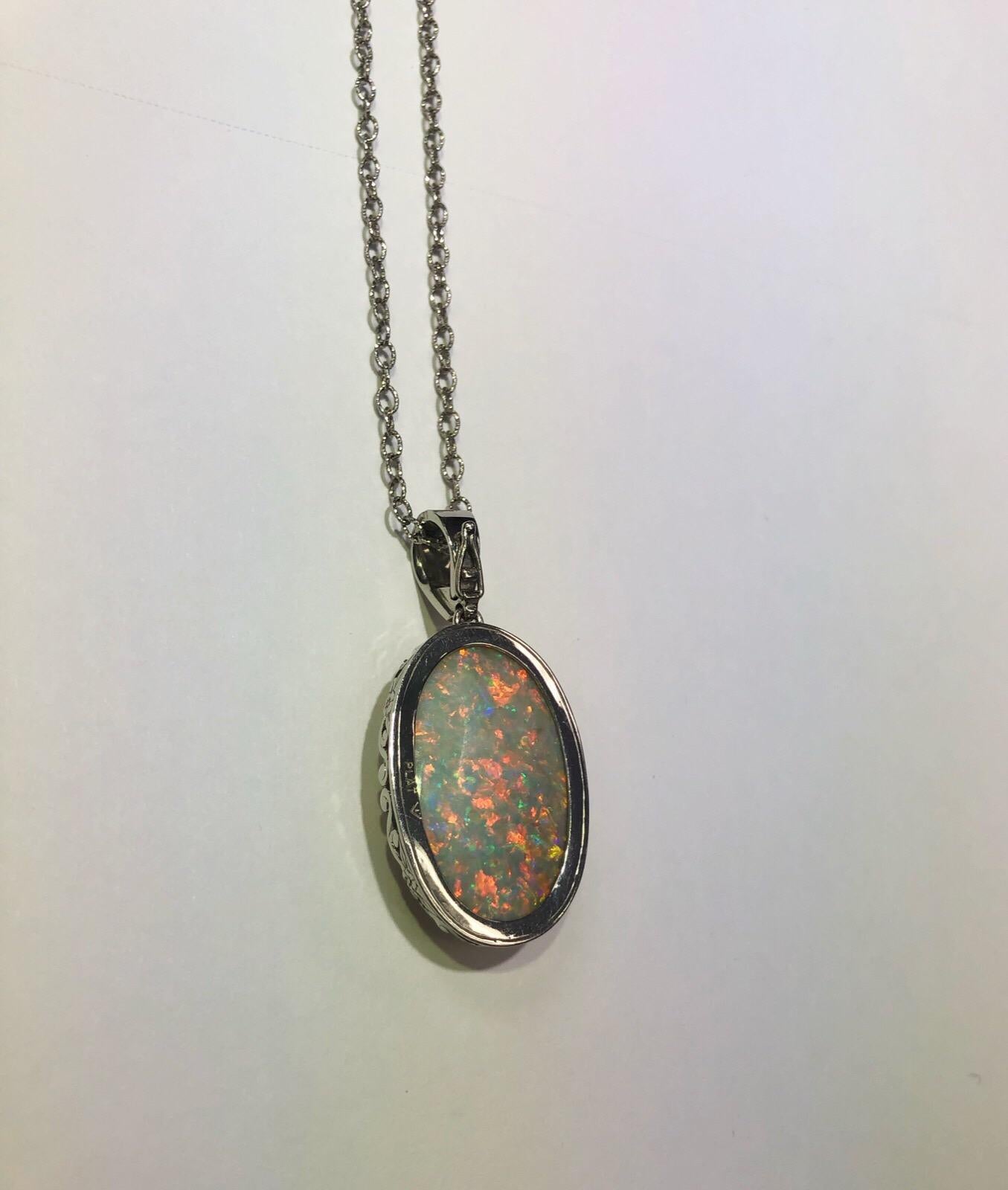  Opale ovale de 32,58 carats certifiée GIA sur un pendentif en platine Unisexe 