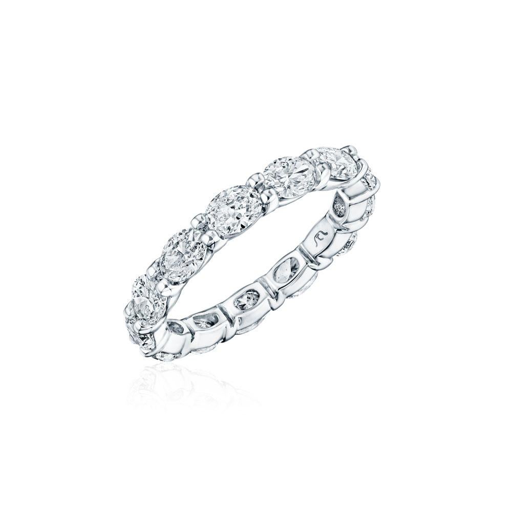 Eternity-Ring aus 18KT Gold mit 3,25 Karat ovalem Diamant (Moderne) im Angebot