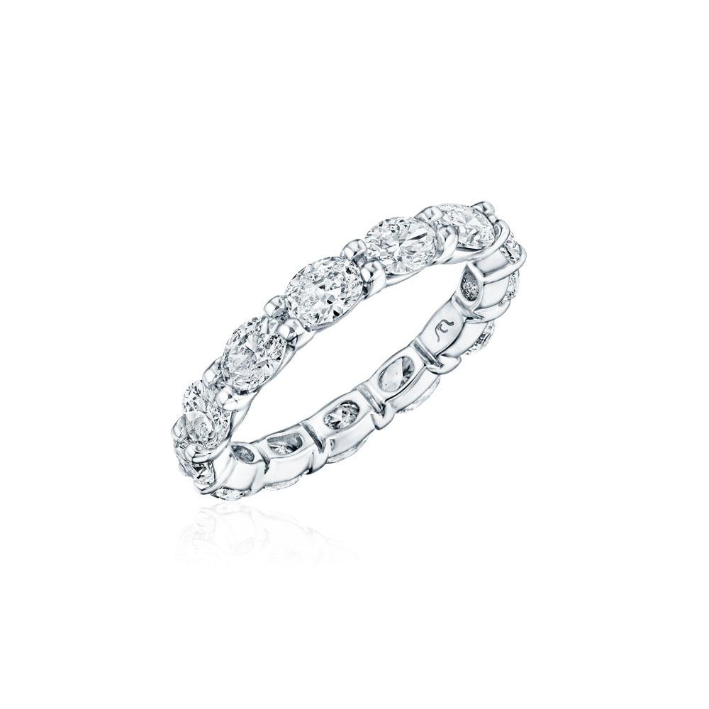 Anillo de eternidad de diamantes ovalados de 3,25 ct en oro de 18 quilates Moderno en venta