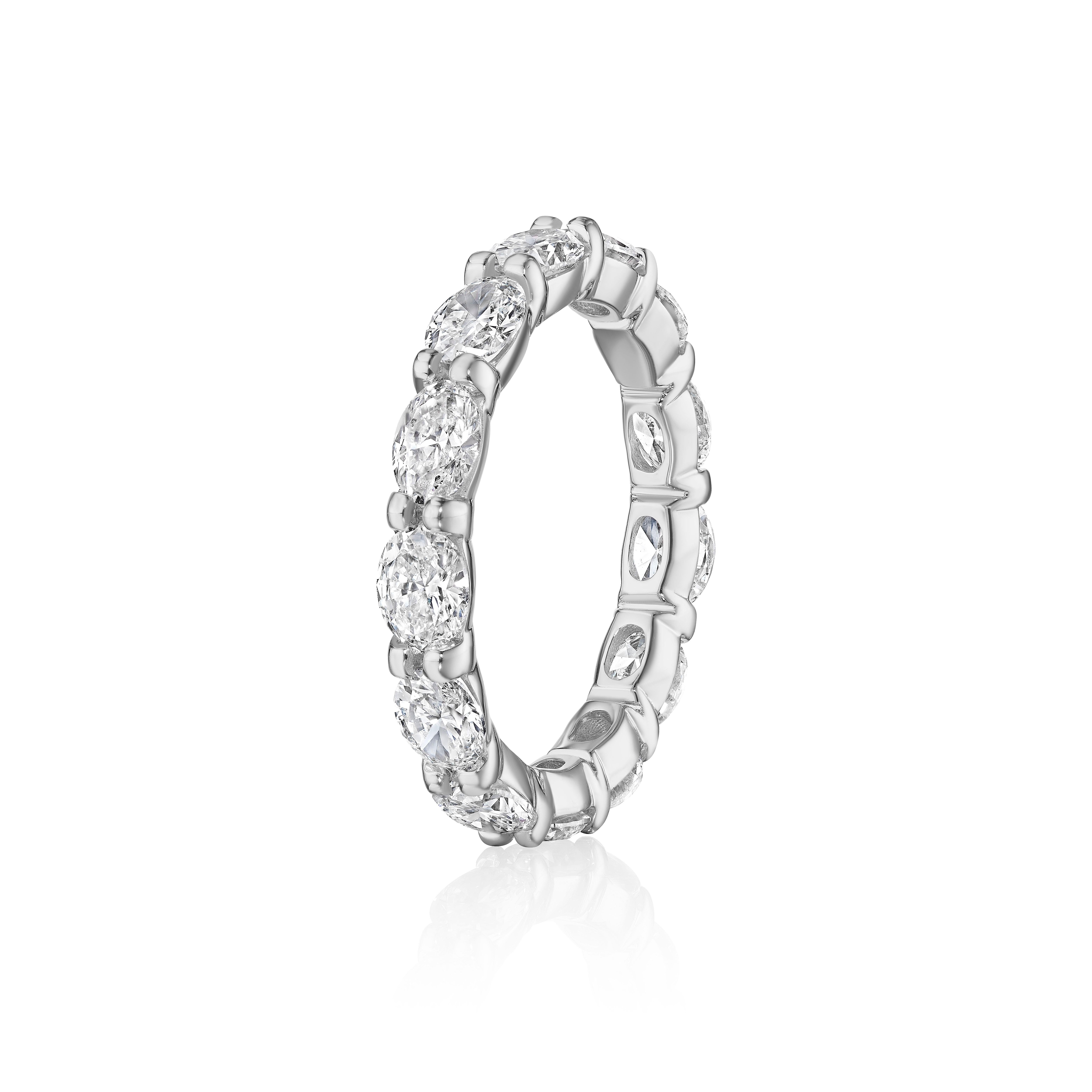 3.25ct Oval Diamond Eternity Band in 18KT Gold In New Condition For Sale In New York, NY