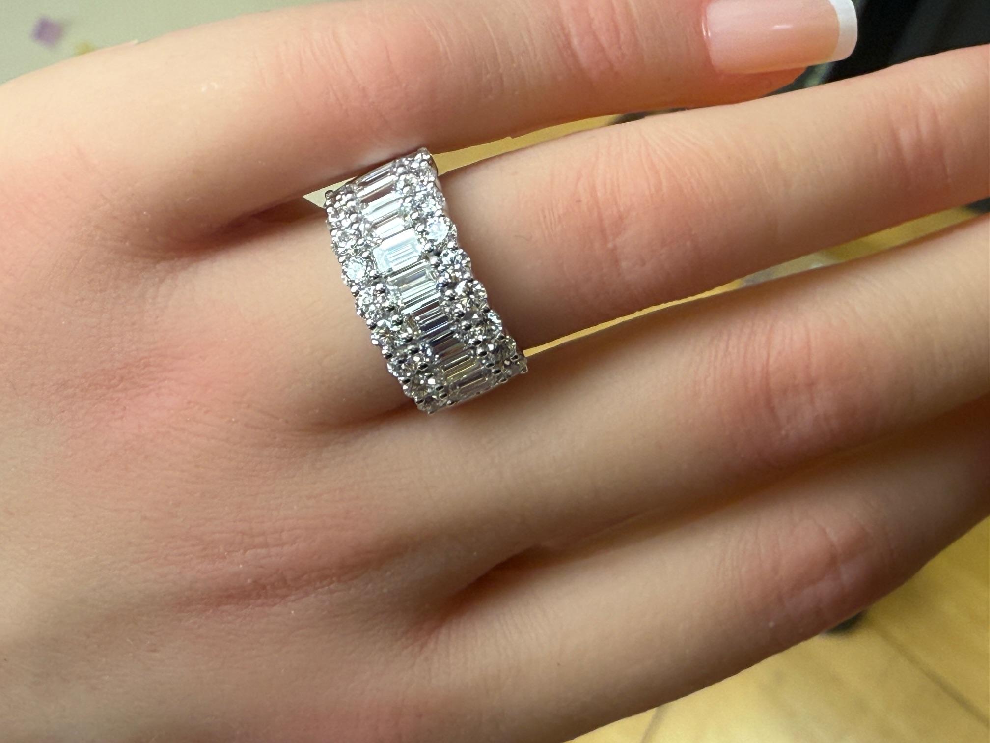 3,25ctw. Fascia di diamanti taglio smeraldo e Brilliante rotondo in platino in vendita 5