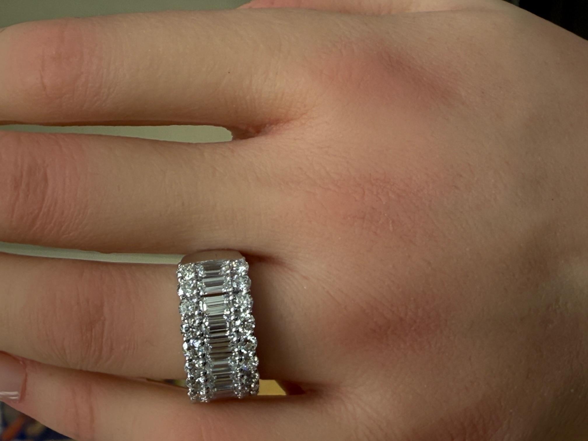 3,25ctw. Fascia di diamanti taglio smeraldo e Brilliante rotondo in platino in vendita 6