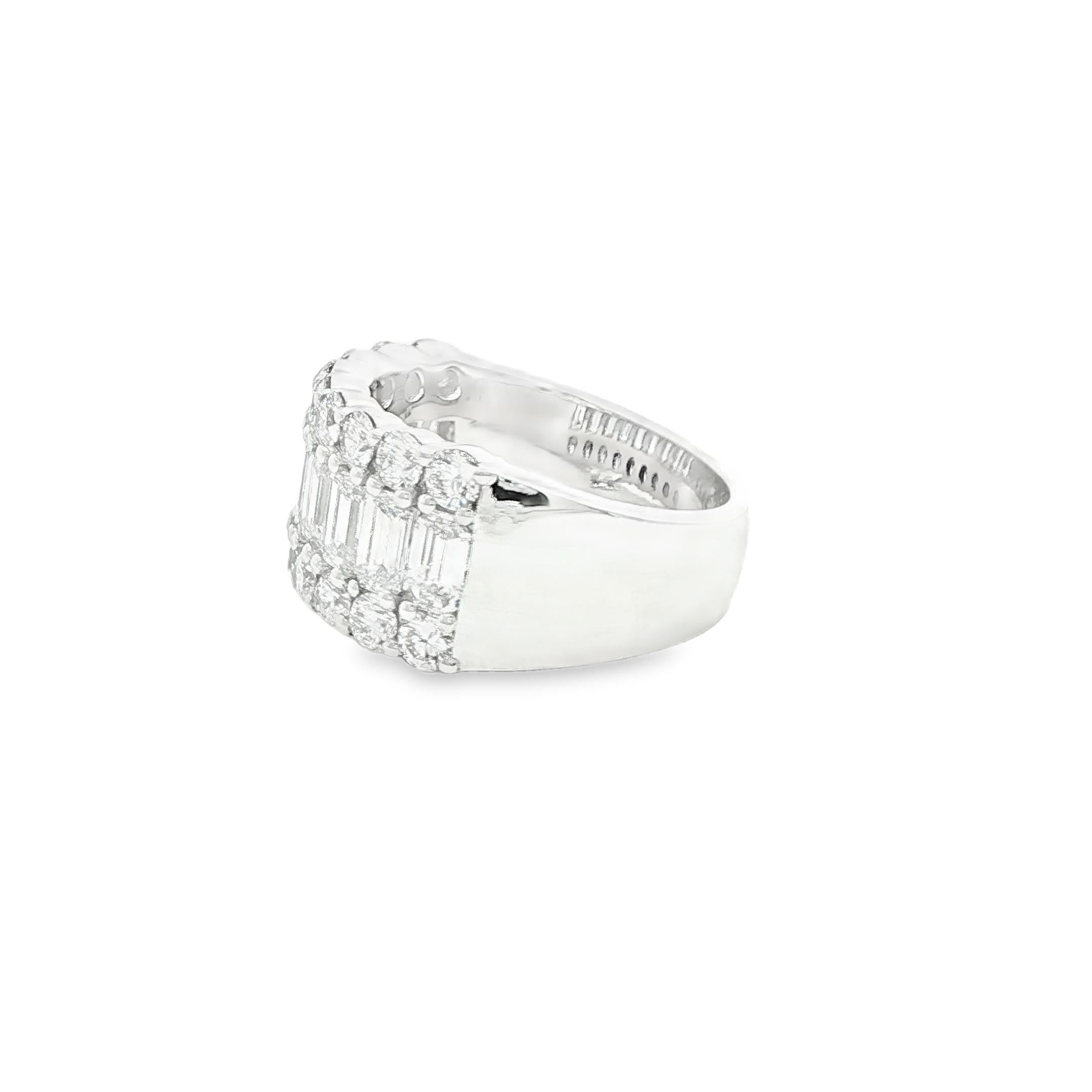 3,25ctw. Fascia di diamanti taglio smeraldo e Brilliante rotondo in platino In condizioni Nuovo in vendita a San Francisco, CA