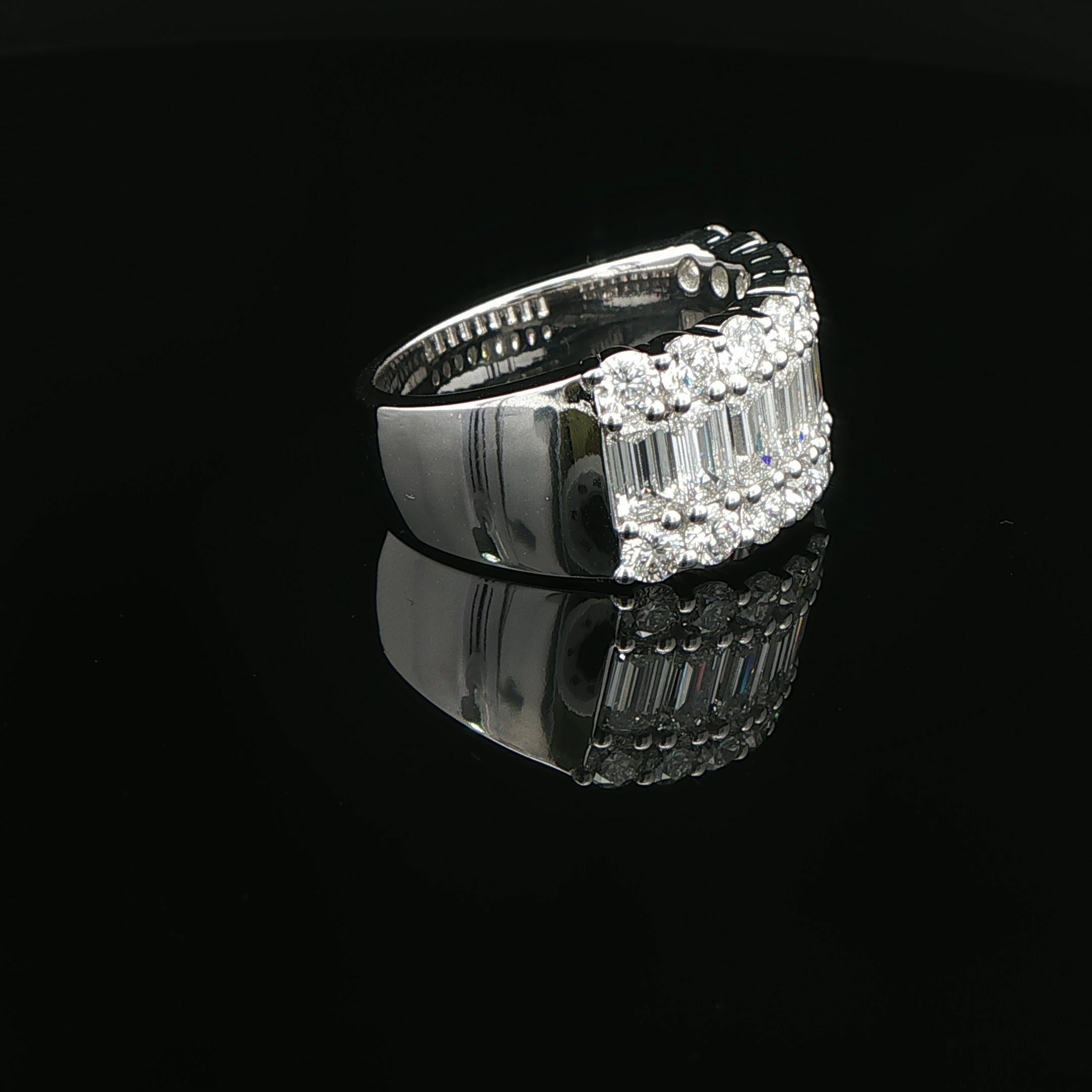 3,25ctw. Fascia di diamanti taglio smeraldo e Brilliante rotondo in platino in vendita 1