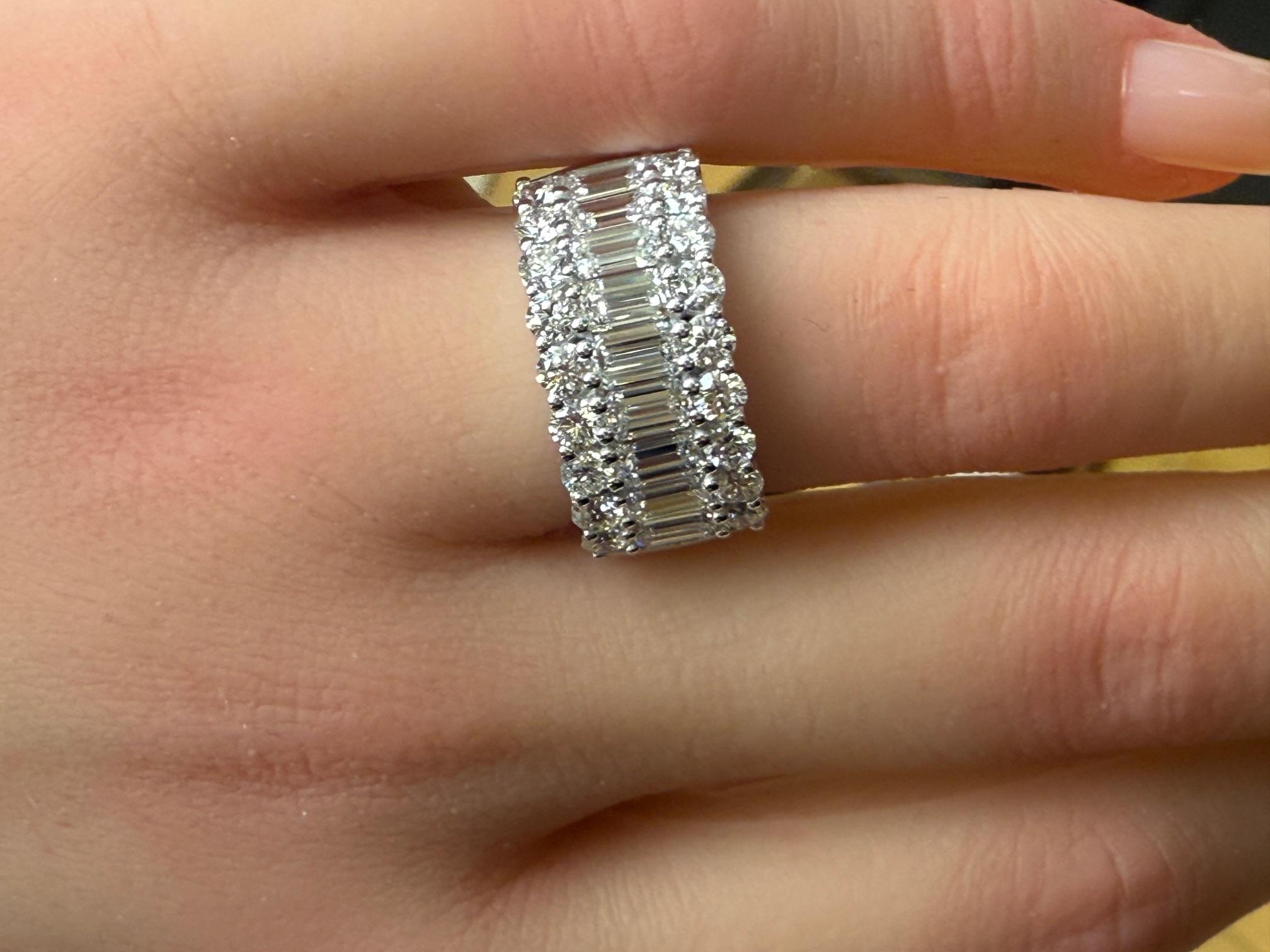 3,25ctw. Fascia di diamanti taglio smeraldo e Brilliante rotondo in platino in vendita 2