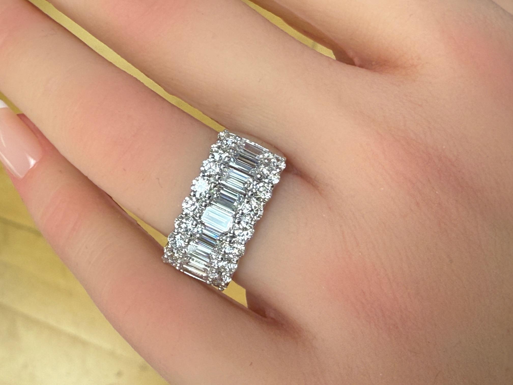 3,25ctw. Fascia di diamanti taglio smeraldo e Brilliante rotondo in platino in vendita 3