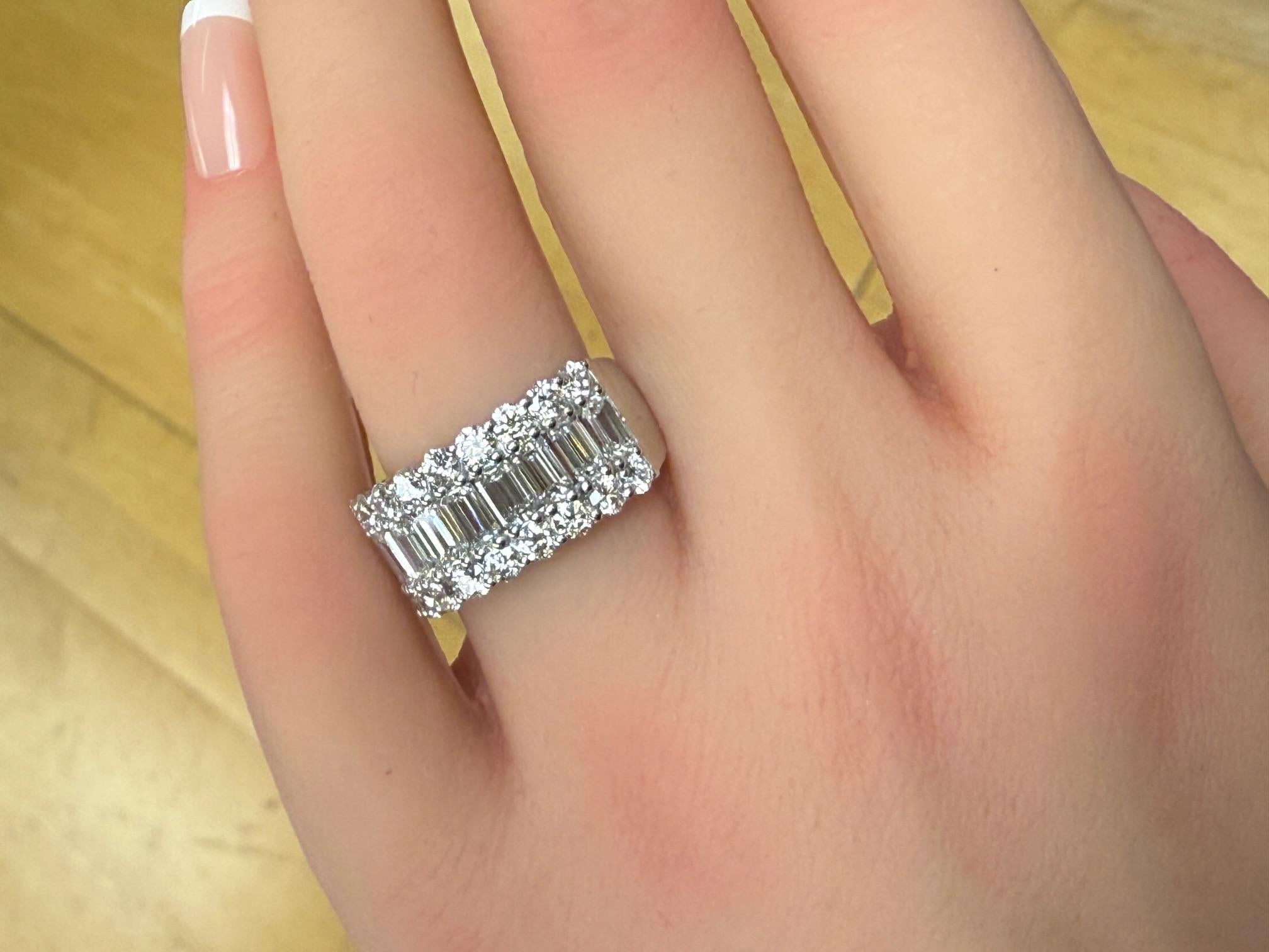 3,25ctw. Fascia di diamanti taglio smeraldo e Brilliante rotondo in platino in vendita 4