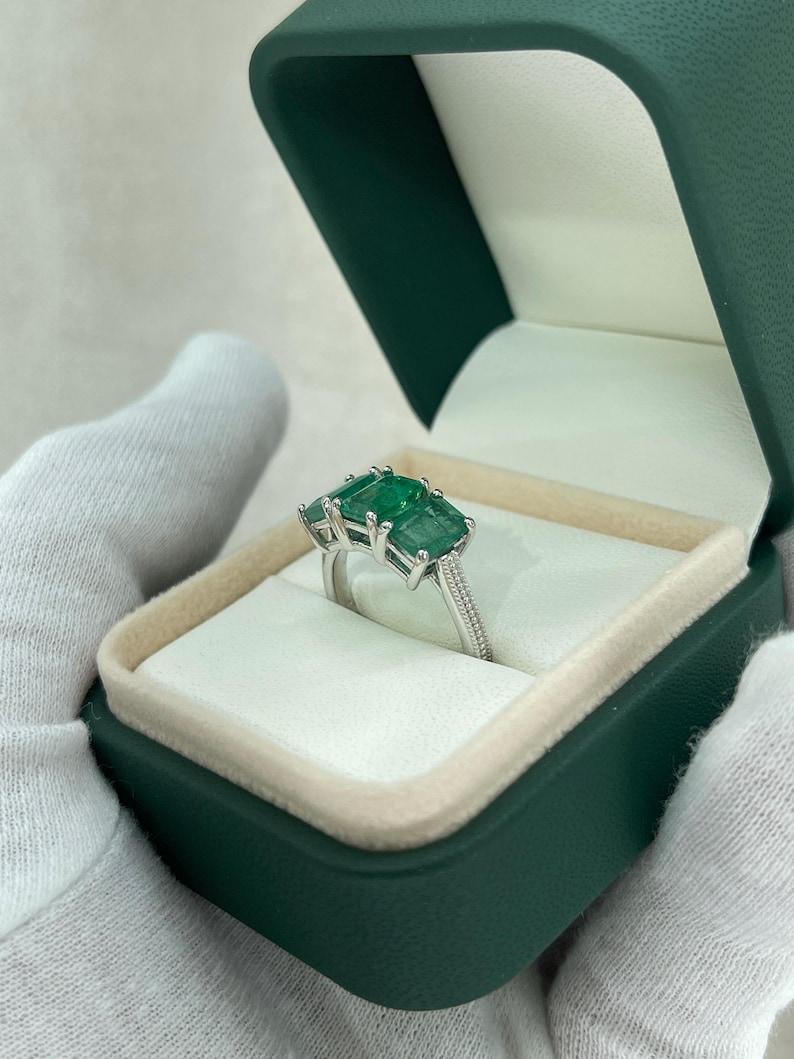 3,25tcw 14K Dreistein-Smaragd-Dreistein-Smaragd-Trilogie-Ring - Dunkelgrüner Zackenring aus 585 Gold im Angebot 4