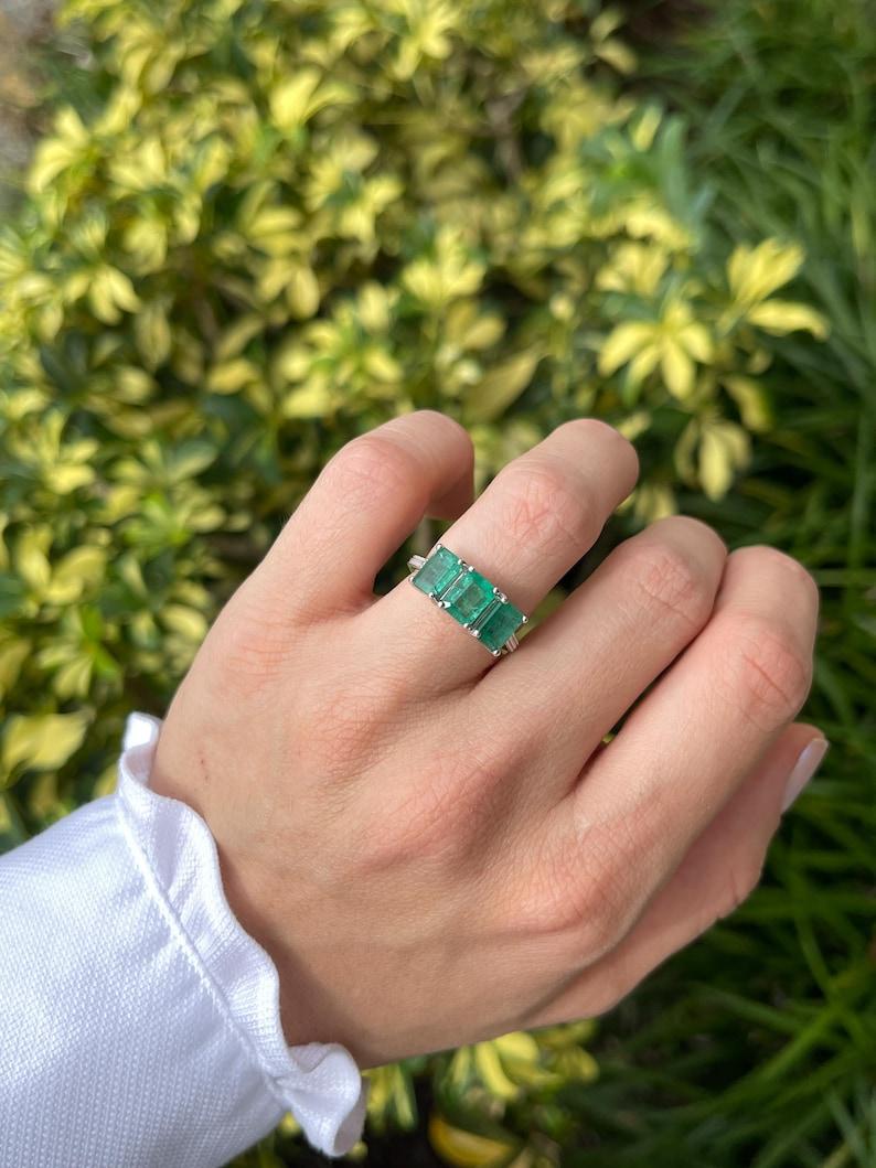 3,25tcw 14K Dreistein-Smaragd-Dreistein-Smaragd-Trilogie-Ring - Dunkelgrüner Zackenring aus 585 Gold (Moderne) im Angebot