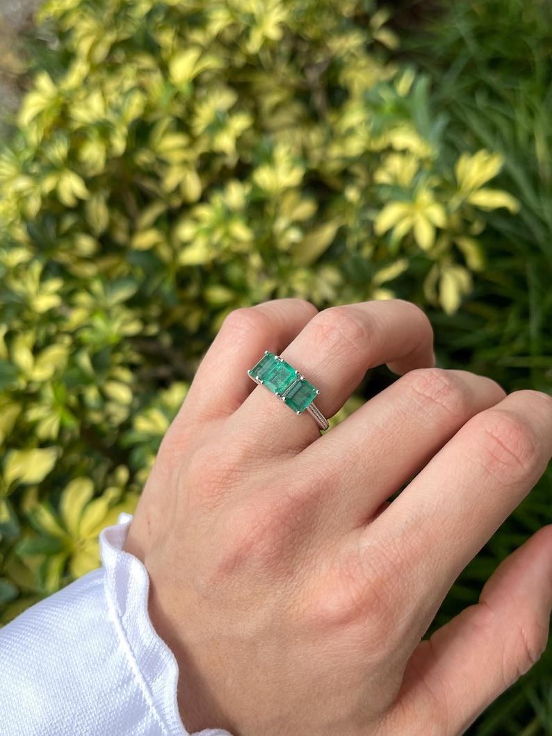 3,25tcw 14K Dreistein-Smaragd-Dreistein-Smaragd-Trilogie-Ring - Dunkelgrüner Zackenring aus 585 Gold (Smaragdschliff) im Angebot