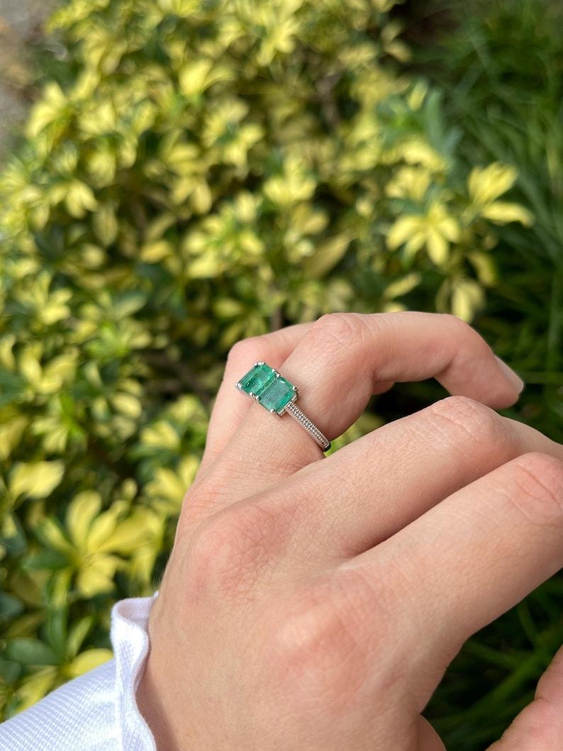 3,25tcw 14K Dreistein-Smaragd-Dreistein-Smaragd-Trilogie-Ring - Dunkelgrüner Zackenring aus 585 Gold im Zustand „Neu“ im Angebot in Jupiter, FL