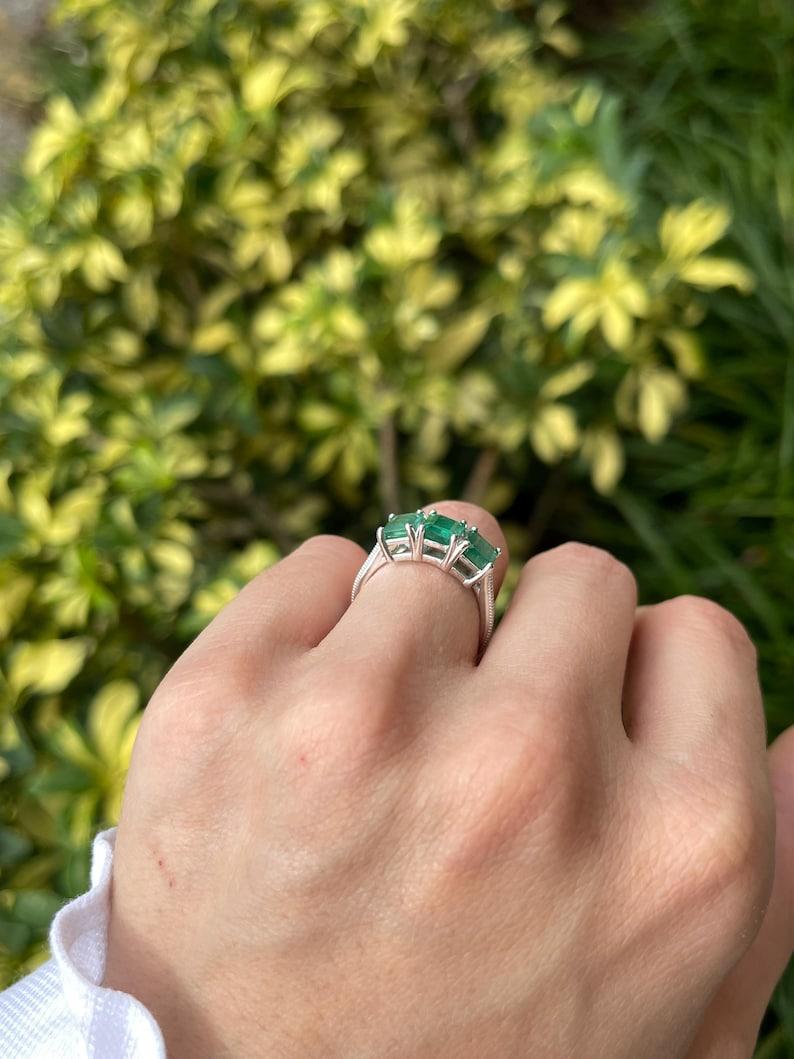 3,25tcw 14K Dreistein-Smaragd-Dreistein-Smaragd-Trilogie-Ring - Dunkelgrüner Zackenring aus 585 Gold Damen im Angebot