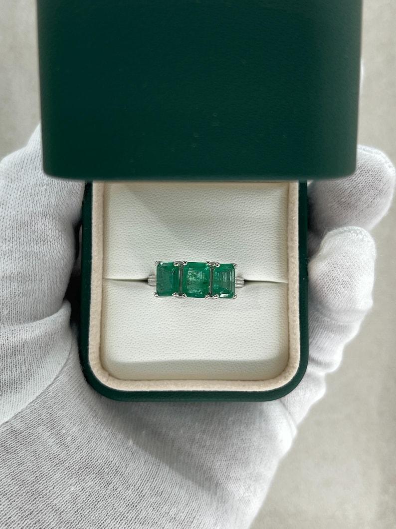 3,25tcw 14K Dreistein-Smaragd-Dreistein-Smaragd-Trilogie-Ring - Dunkelgrüner Zackenring aus 585 Gold im Angebot 1
