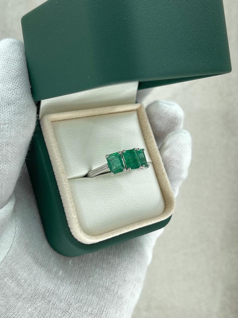 3,25tcw 14K Dreistein-Smaragd-Dreistein-Smaragd-Trilogie-Ring - Dunkelgrüner Zackenring aus 585 Gold im Angebot 2
