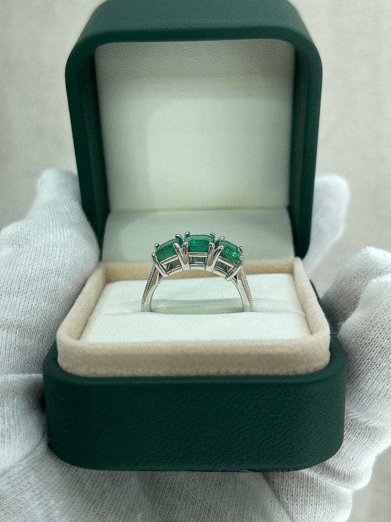 3,25tcw 14K Dreistein-Smaragd-Dreistein-Smaragd-Trilogie-Ring - Dunkelgrüner Zackenring aus 585 Gold im Angebot 3
