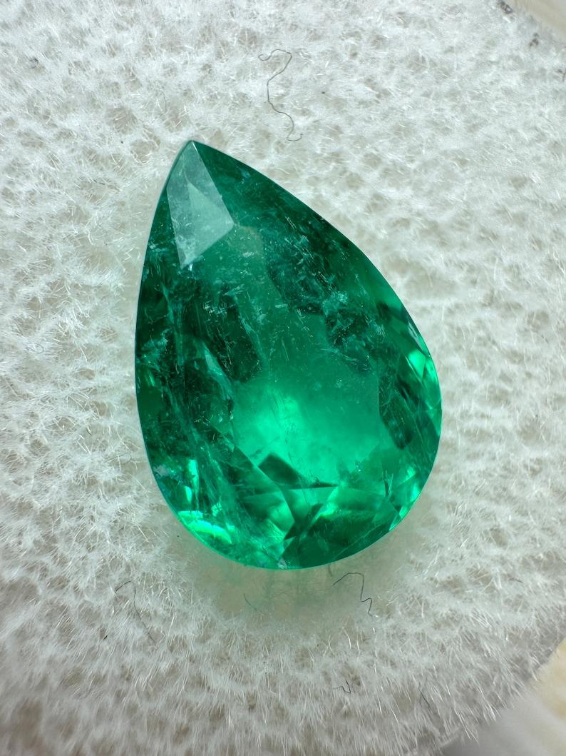 A. Stone: Smeraldo
Peso: 3,26 carati
Forma: Taglio a pera
Chiarezza: Trasparente
Lucentezza: Eccellente
Colore: Verde bluastro intenso
Misure: 11,82 mm x 8,25 mm x 6,33 mm
Origine geografica: Colombia
Trattamento: Naturale, oliatura

Commenti: A