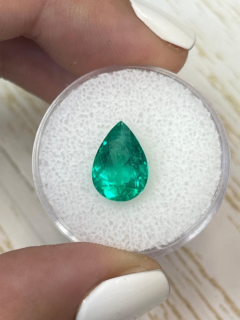 Moderno Smeraldo colombiano verde fine da 3,26 carati 12x8 - gemma di maggio con taglio a pera in vendita