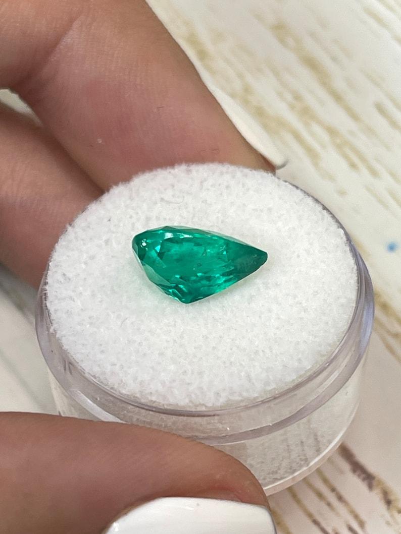 Smeraldo colombiano verde fine da 3,26 carati 12x8 - gemma di maggio con taglio a pera in vendita 1