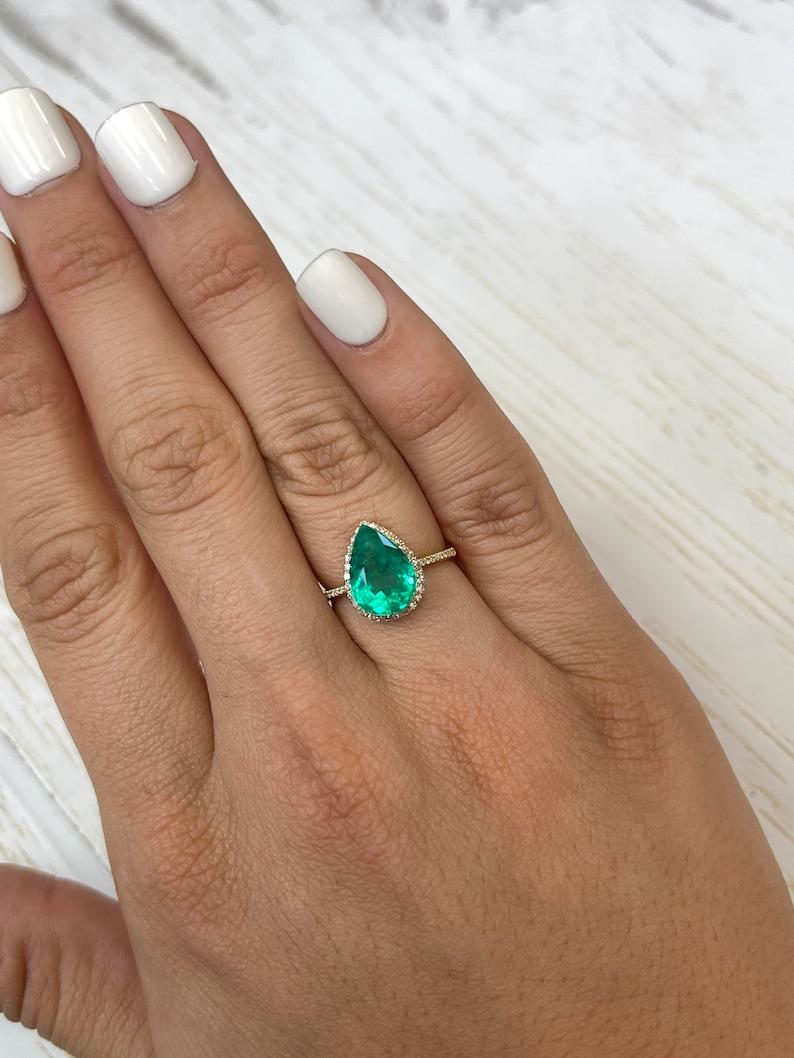 Smeraldo colombiano verde fine da 3,26 carati 12x8 - gemma di maggio con taglio a pera in vendita 2
