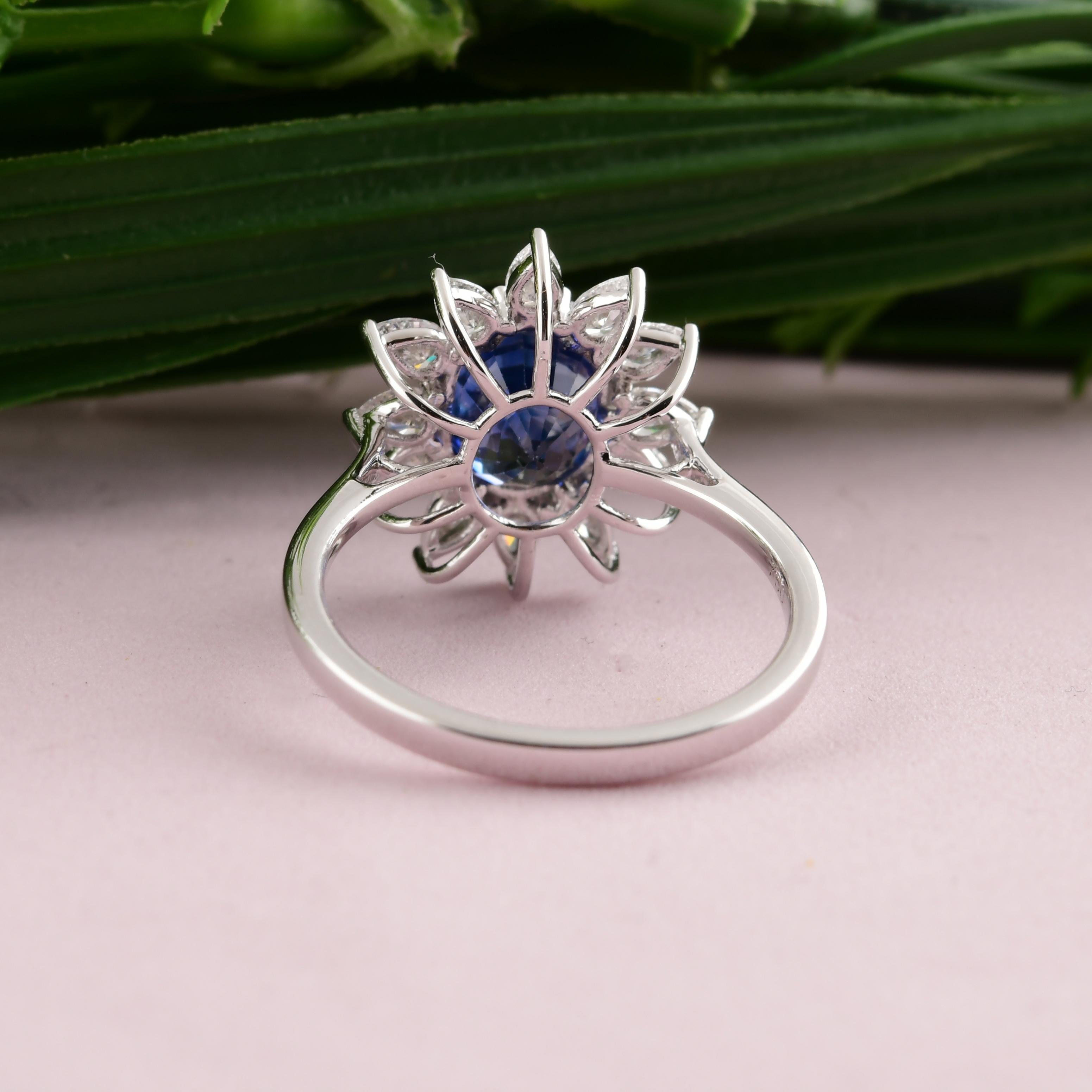 Modern 3.26 Carat Blue Sapphire 0.75 Ct SI/H Diamond Cocktail Ring 18 Karat White Gold For Sale