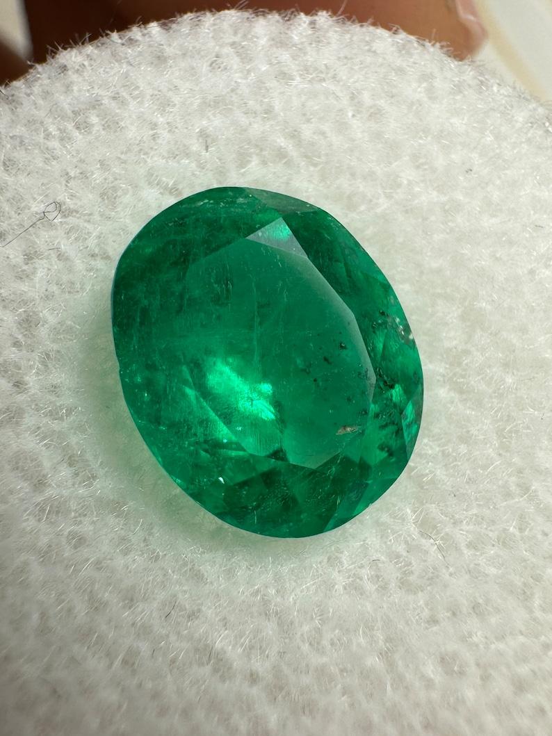Pierre : Émeraude
Poids : 3,26 carats
Forme : Coupe ovale
Clarté : Transparent
Lustre : Très bon
Couleur : Vert Muzo
Dimensions : 10,40 mm x 8,54 mm x 5,93 mm
Origine géographique : Colombie
Traitement : Naturel, huilé

Commentaires : En raison de