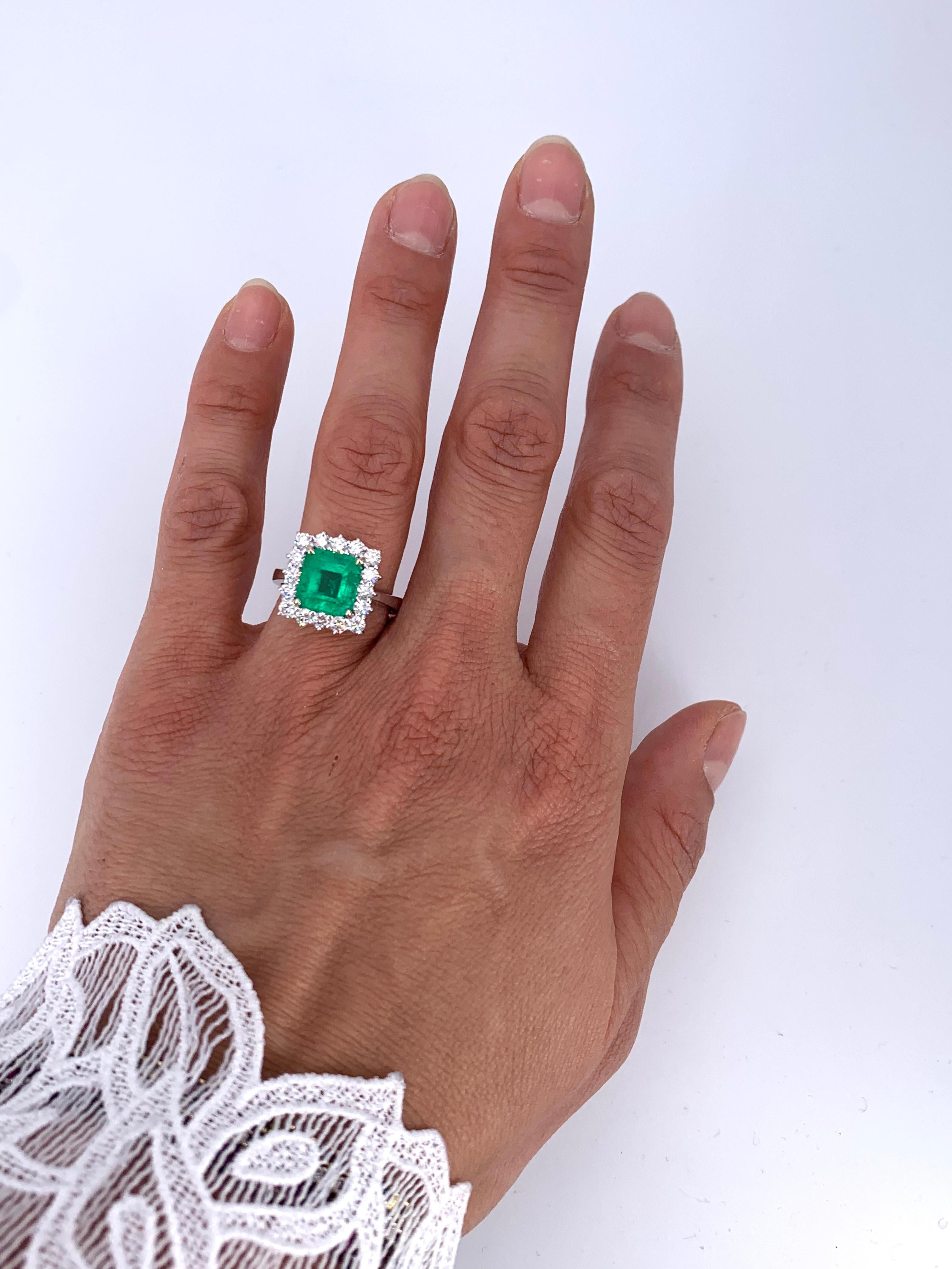 3.26 Carat Colombian Emerald and 1.02 Carat 18 Kt White Gold Halo Diamond Ring  In New Condition In Florence, IT