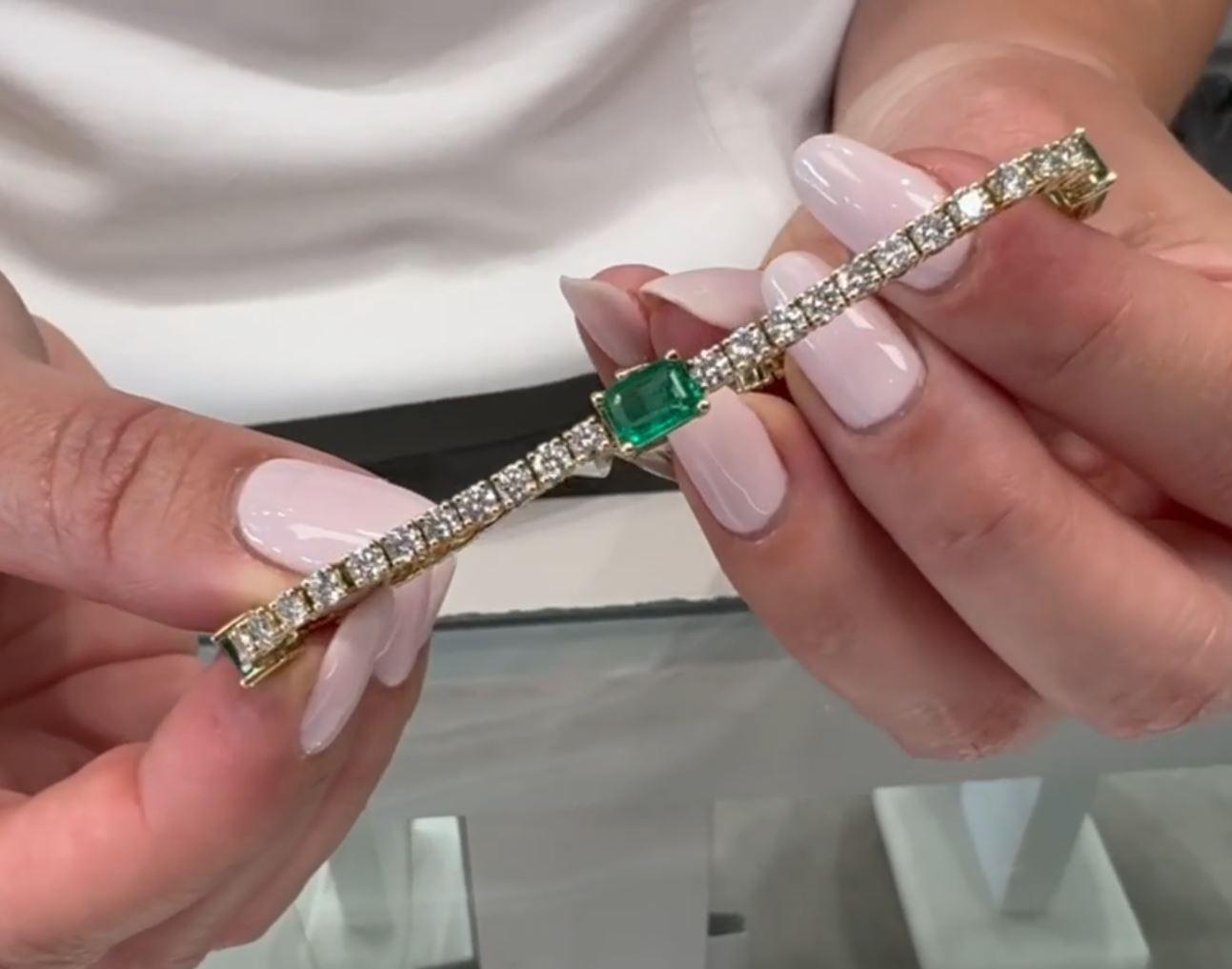 3.26 Carat Emerald & 4.02 Carat Diamond Tennis Bracelet in 14K Yellow Gold For Sale 1