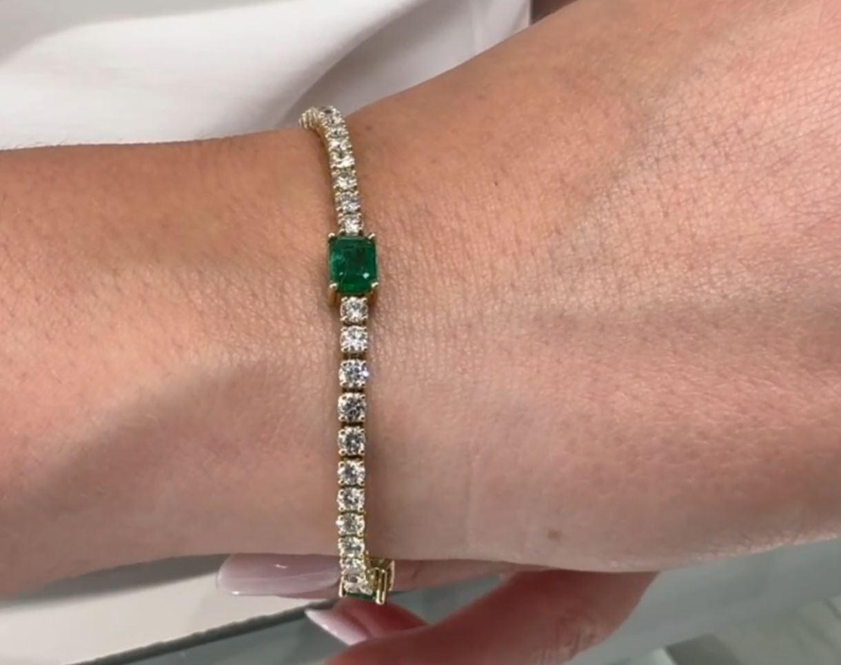 3.26 Carat Emerald & 4.02 Carat Diamond Tennis Bracelet in 14K Yellow Gold For Sale 2
