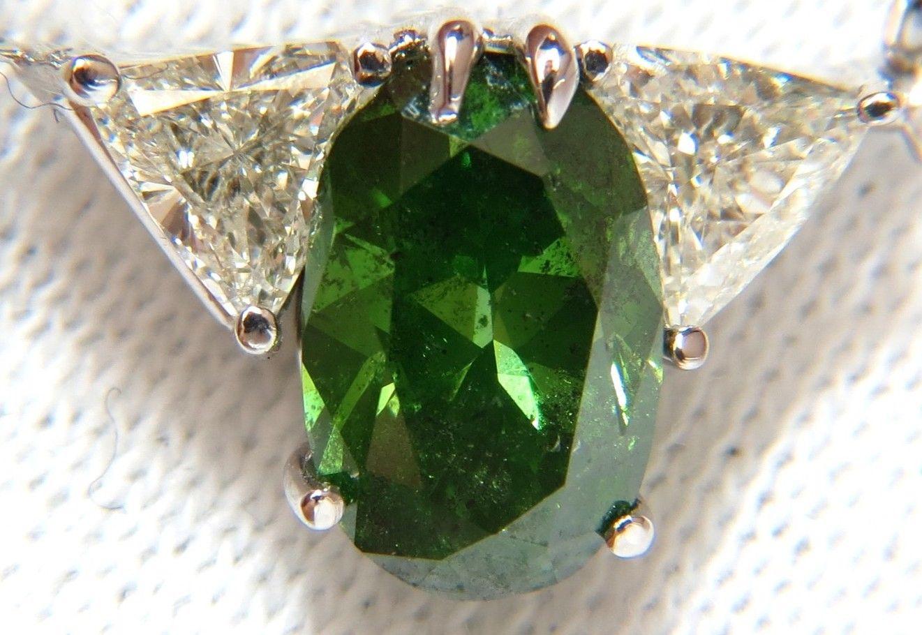3,26 Karat verschönerte Fancy Color Grüne Diamant-Halskette mit seitlichen Trilliants 14 Karat (Ovalschliff) im Angebot