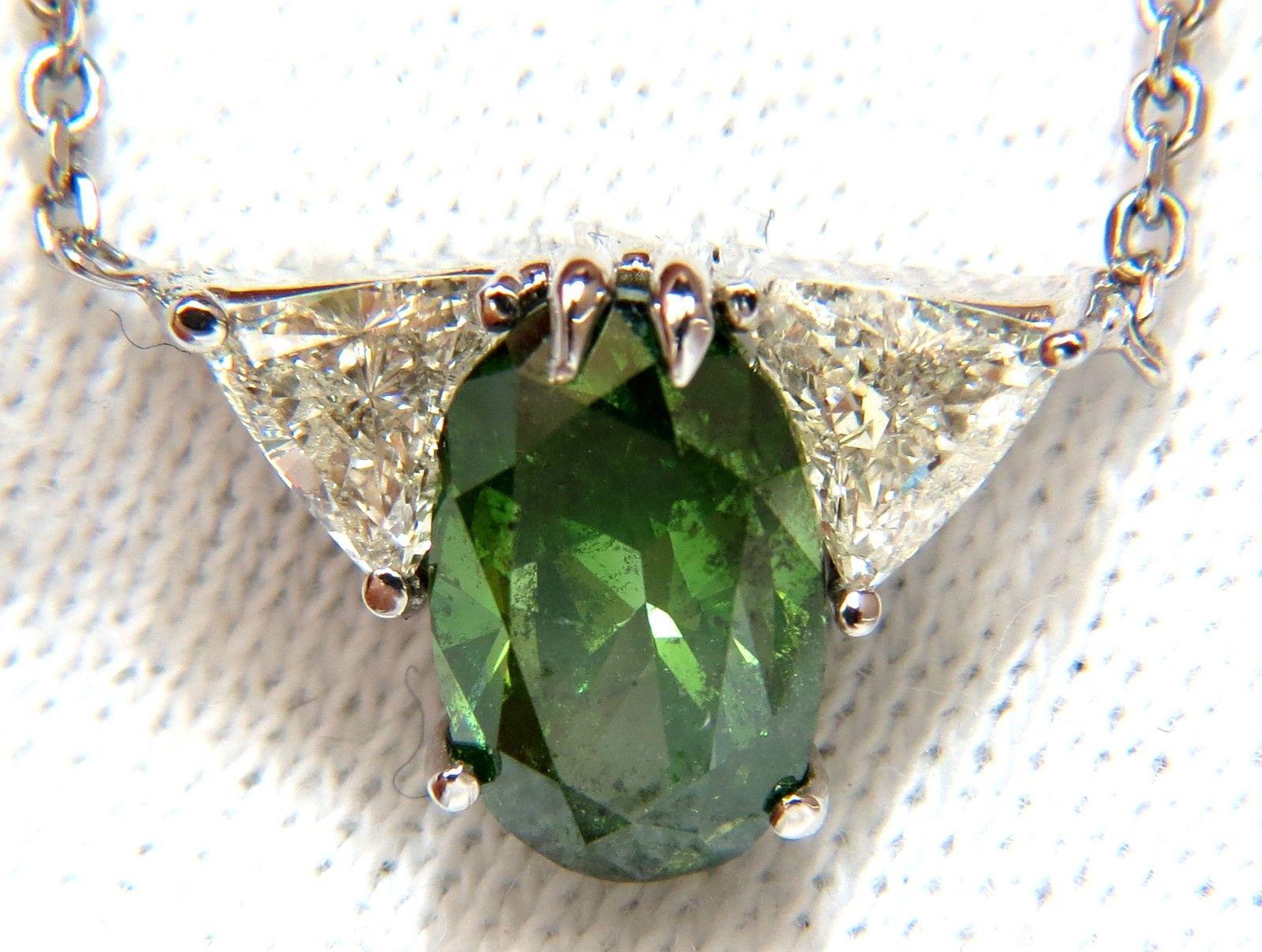 3,26 carati di collana di diamanti verdi di colore fantasia potenziati con Trilliants laterali 14 carati In condizioni Nuovo in vendita a New York, NY