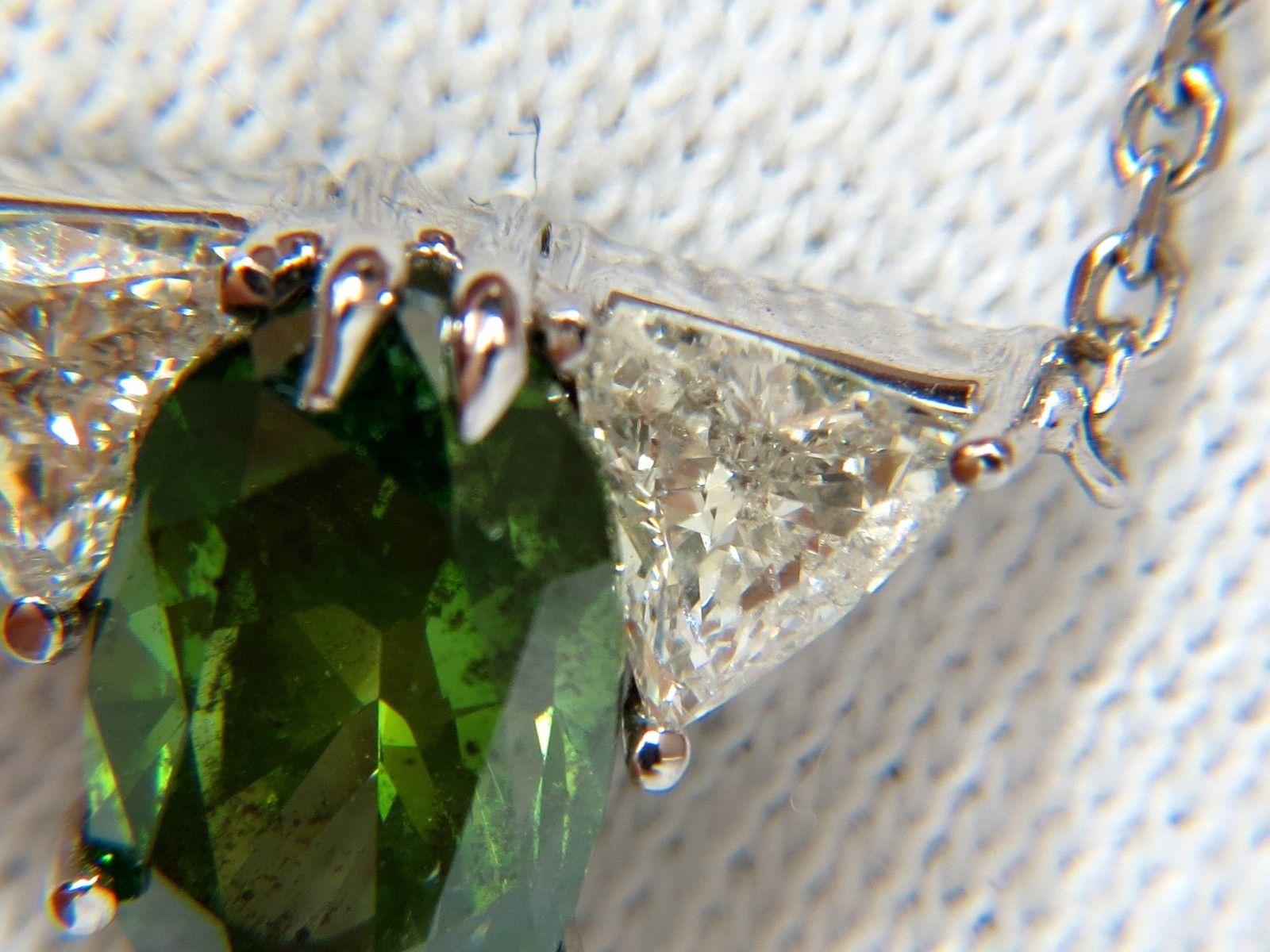 3,26 carati di collana di diamanti verdi di colore fantasia potenziati con Trilliants laterali 14 carati in vendita 1